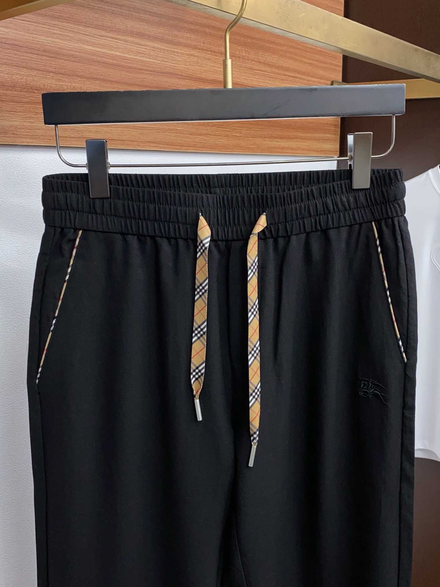 巴宝莉 专柜新品同步上市。原单订制高品质麻棉面料时尚休闲裤。超级百搭款。独家定制面料，手感细腻柔软，贴身