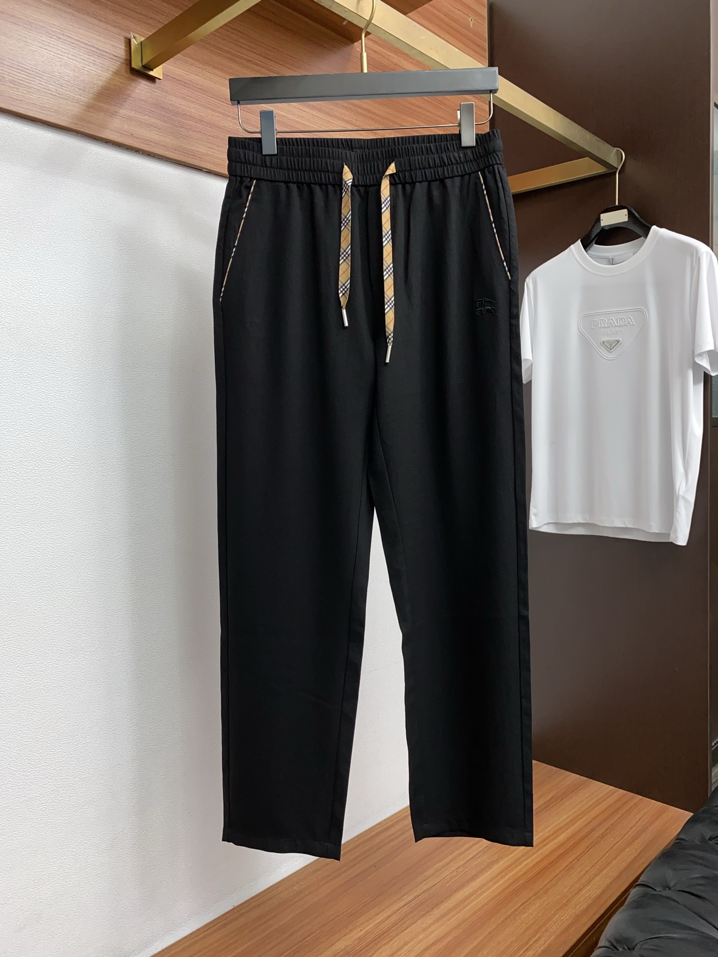巴宝莉 专柜新品同步上市。原单订制高品质麻棉面料时尚休闲裤。超级百搭款。独家定制面料，手感细腻柔软，贴身