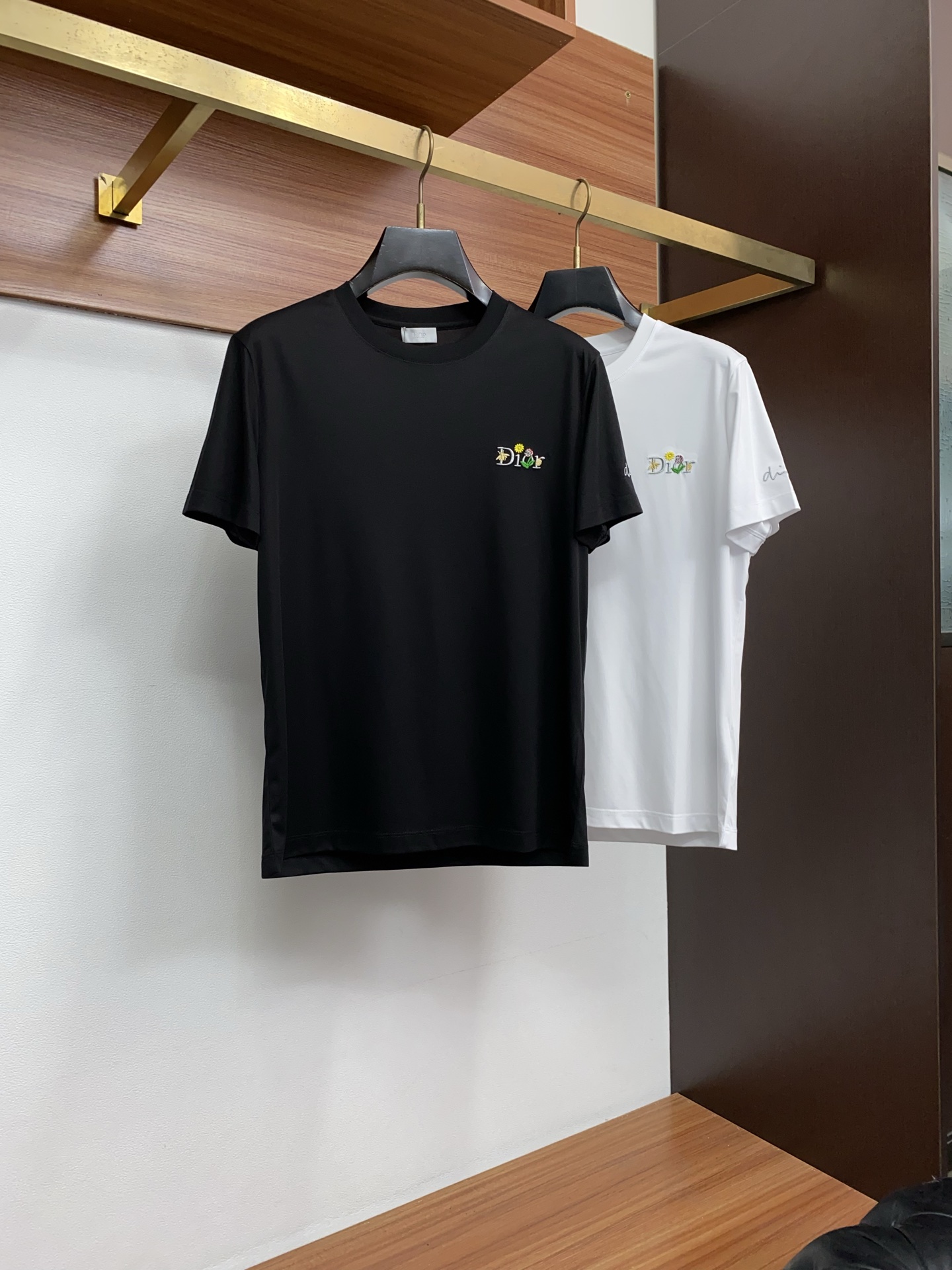 迪奥 春夏新款首发专柜最新款圆领短袖 高端订制 设计前卫时尚！品牌logo重工艺设计 高端定制100支双