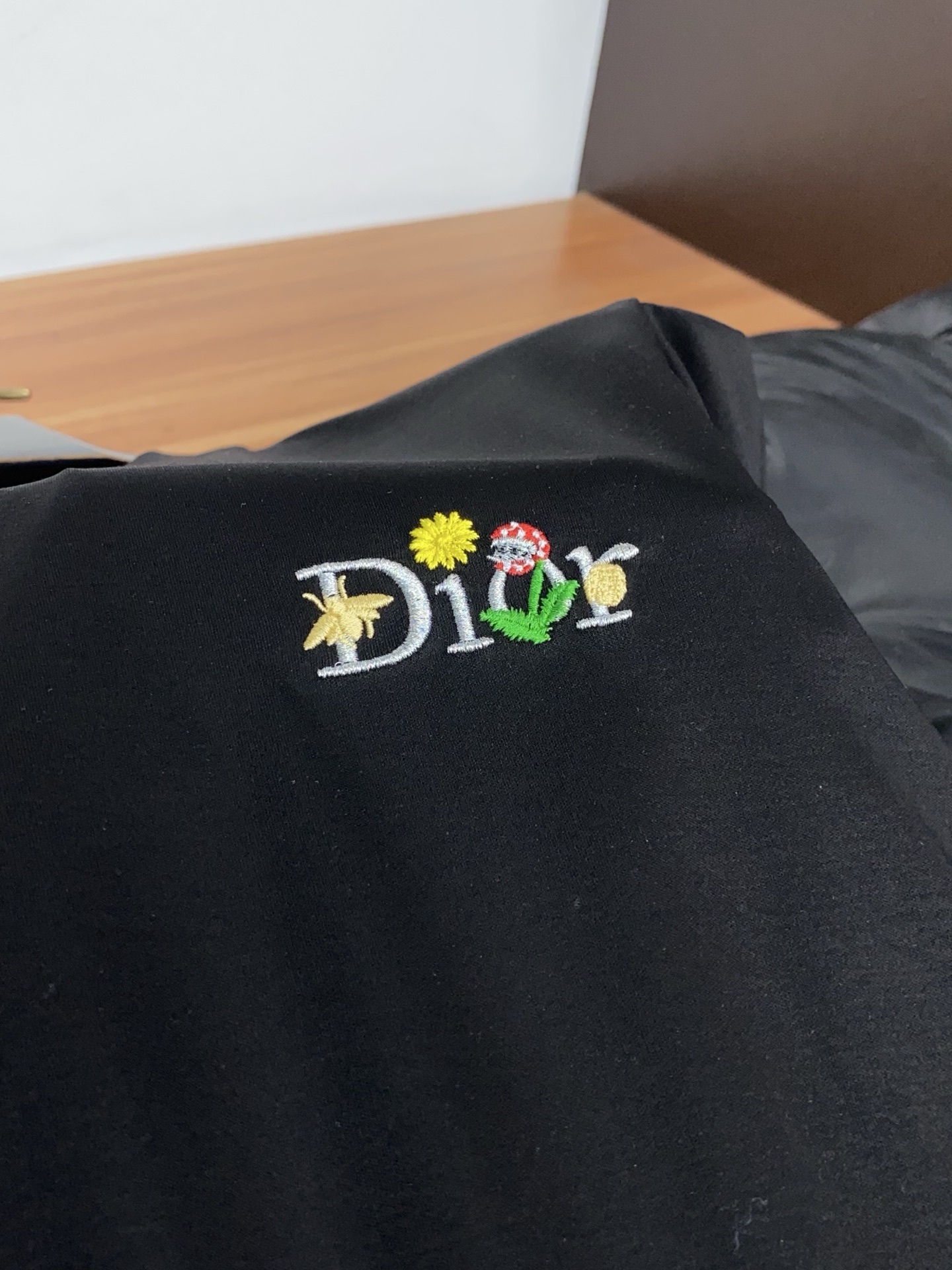迪奥 春夏新款首发专柜最新款圆领短袖 高端订制 设计前卫时尚！品牌logo重工艺设计 高端定制100支双