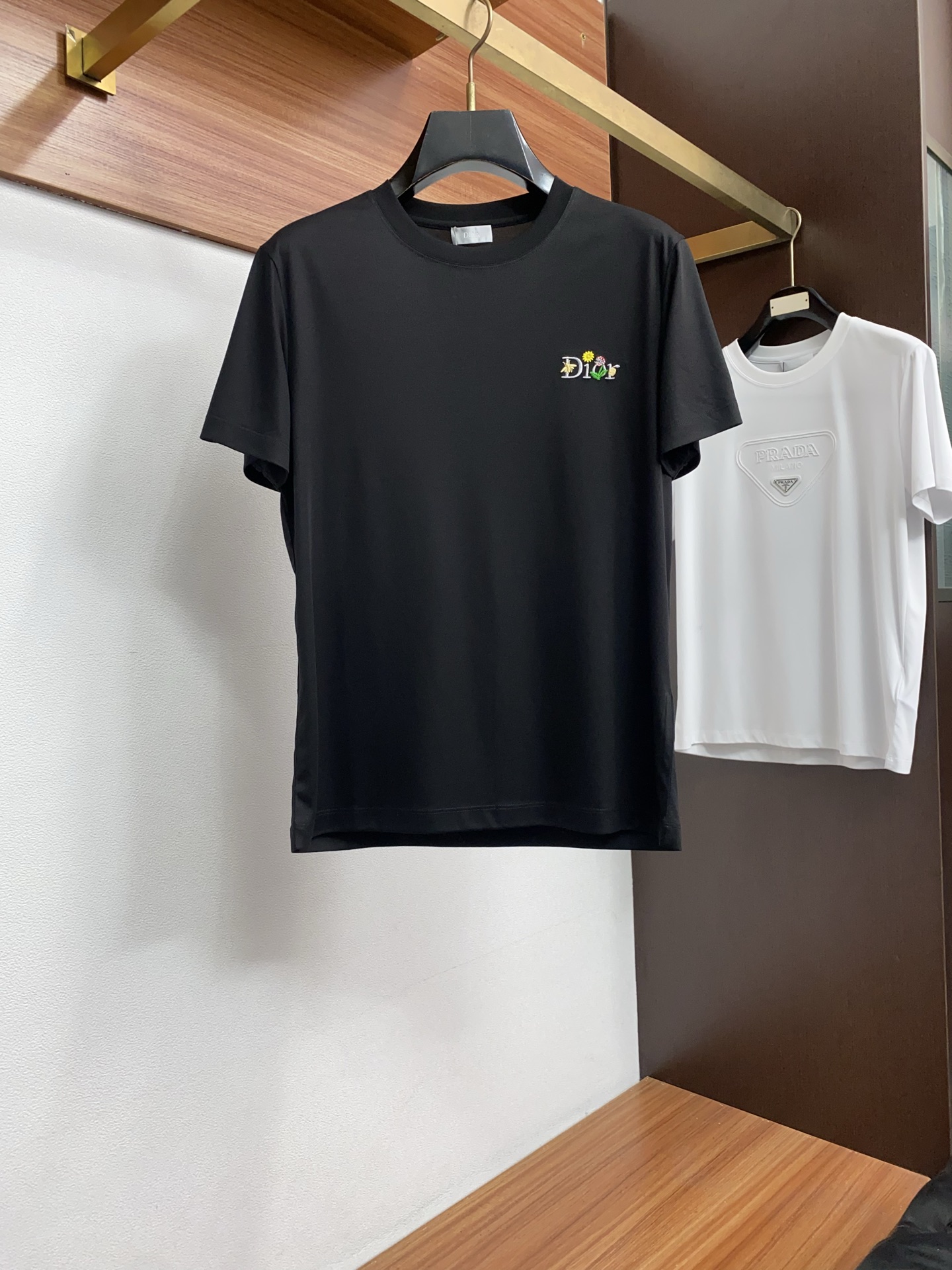 迪奥 春夏新款首发专柜最新款圆领短袖 高端订制 设计前卫时尚！品牌logo重工艺设计 高端定制100支双
