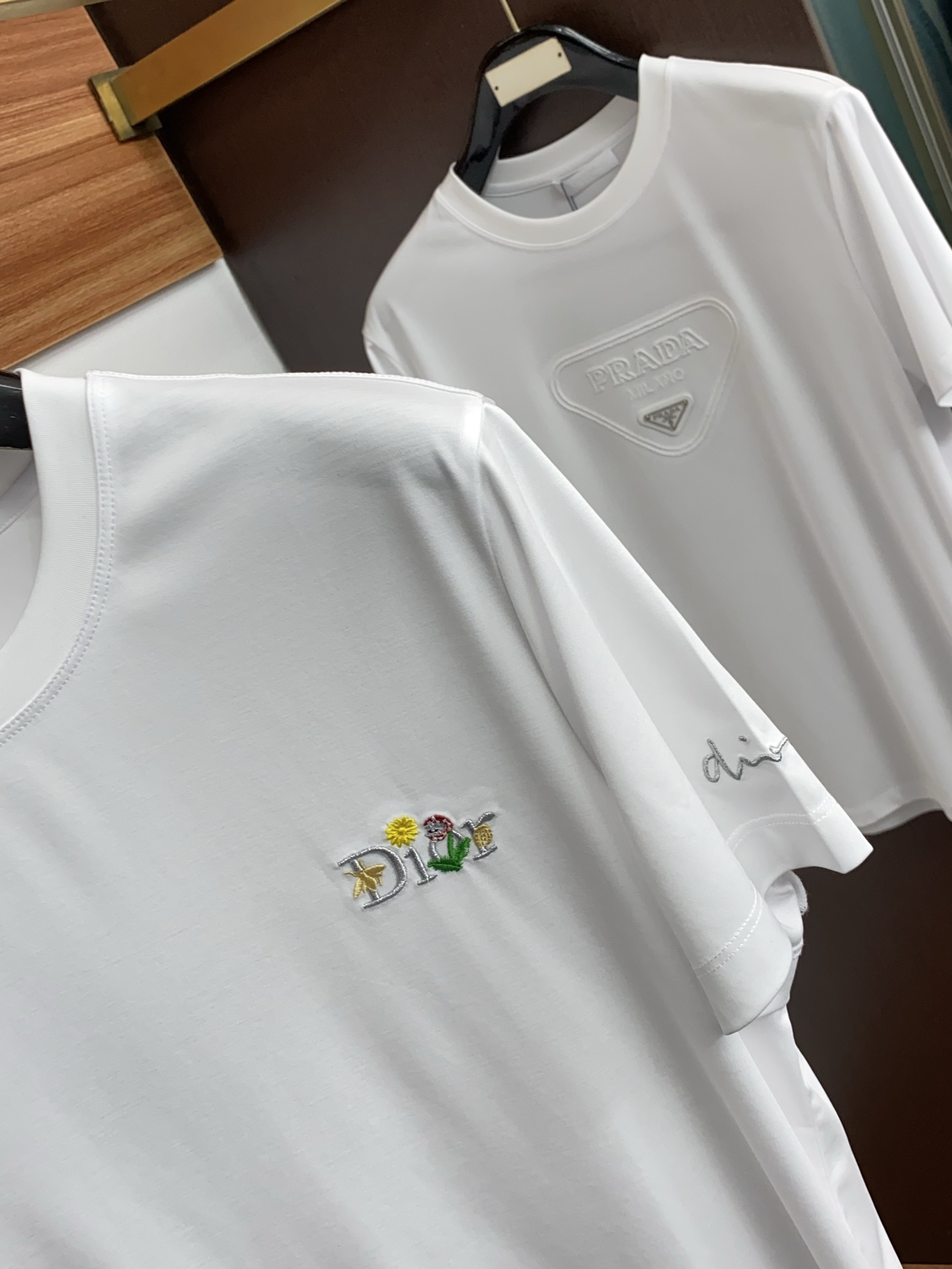 迪奥 春夏新款首发专柜最新款圆领短袖 高端订制 设计前卫时尚！品牌logo重工艺设计 高端定制100支双
