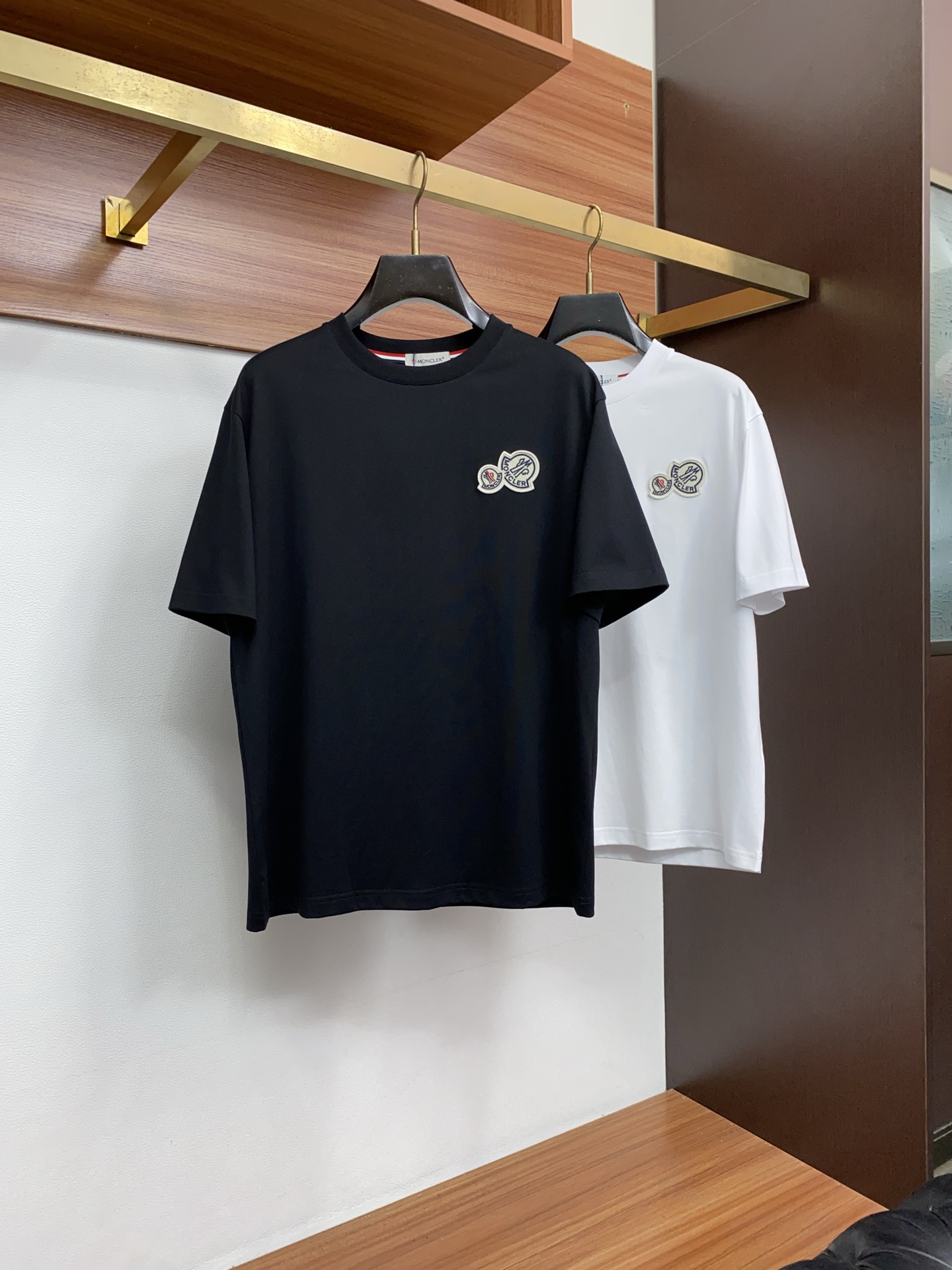 蒙口 ss新工艺logo纯棉质微阔版圆领男士短袖T恤，新季新推系列将标识巧妙融入设计，塑就一系列充满复古