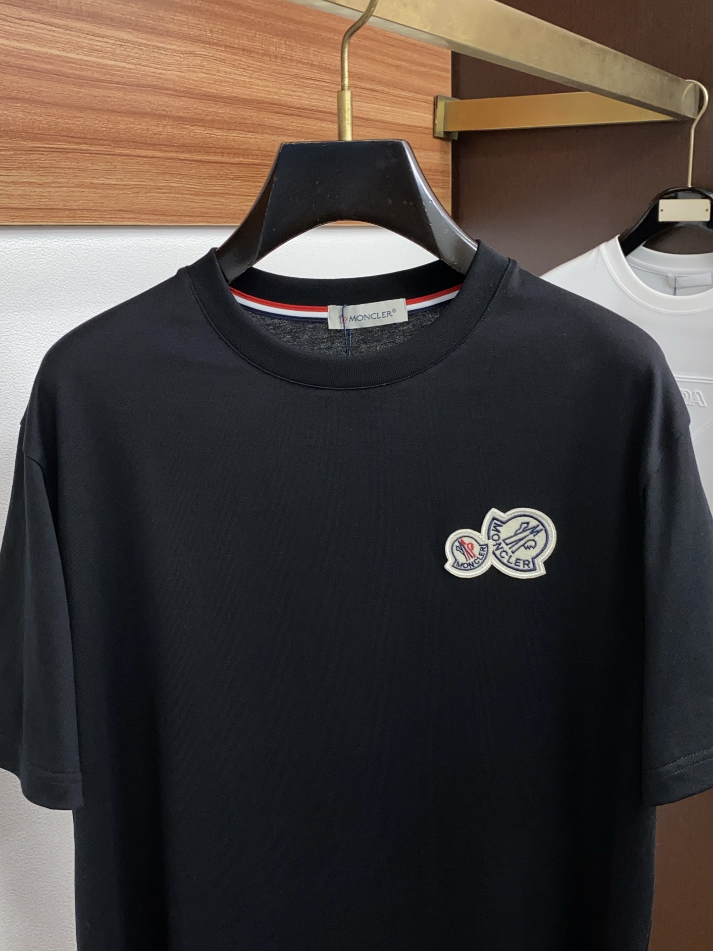 蒙口 ss新工艺logo纯棉质微阔版圆领男士短袖T恤，新季新推系列将标识巧妙融入设计，塑就一系列充满复古
