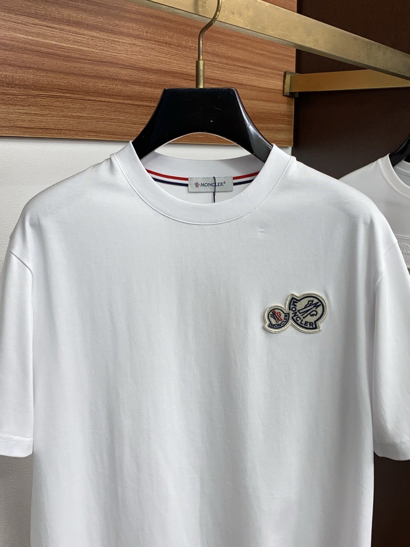 蒙口 ss新工艺logo纯棉质微阔版圆领男士短袖T恤，新季新推系列将标识巧妙融入设计，塑就一系列充满复古