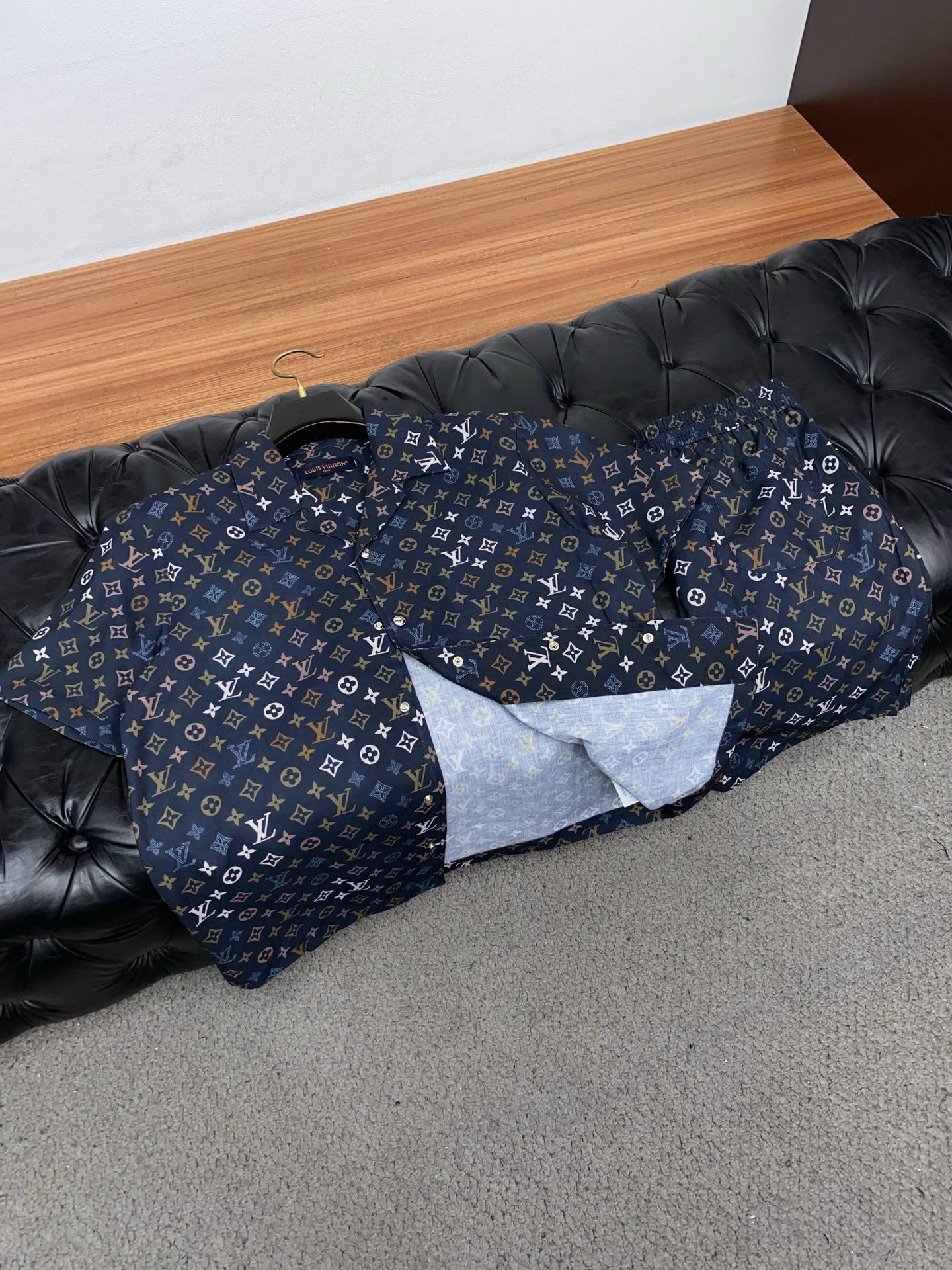 1v路易威登 M-3xL 26年春夏新款休闲短裤 套装 干净利落剪裁，都市风十足 采用精纺面料手感软糯干