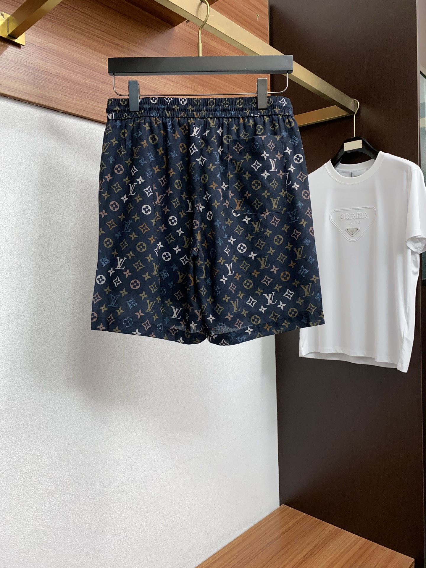 1v路易威登 M-3xL 26年春夏新款休闲短裤 套装 干净利落剪裁，都市风十足 采用精纺面料手感软糯干
