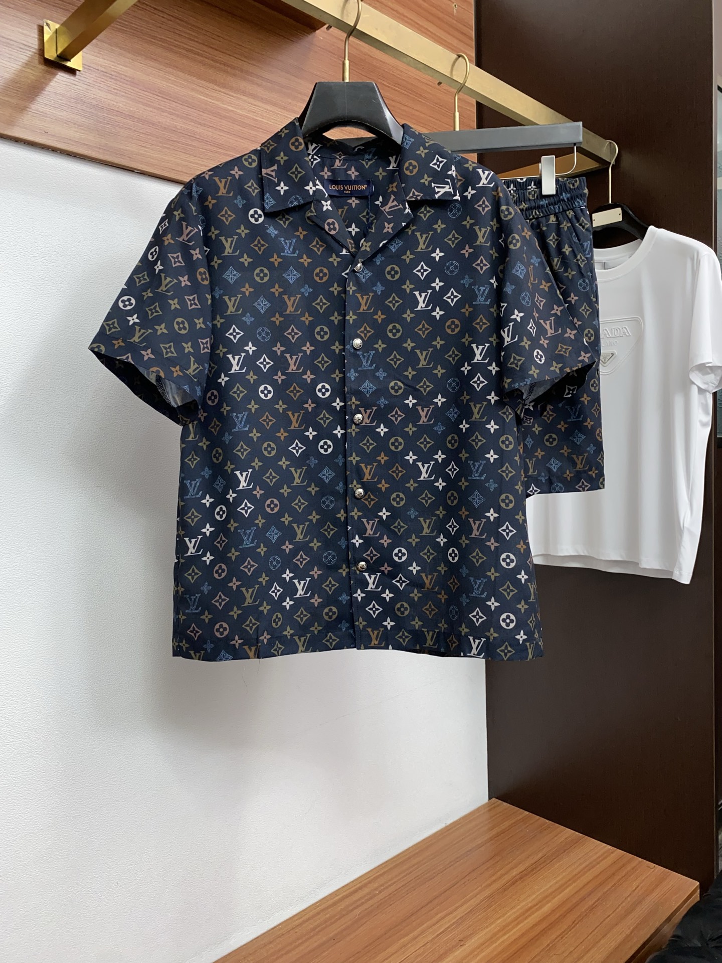 1v路易威登 M-3xL 26年春夏新款休闲短裤 套装 干净利落剪裁，都市风十足 采用精纺面料手感软糯干