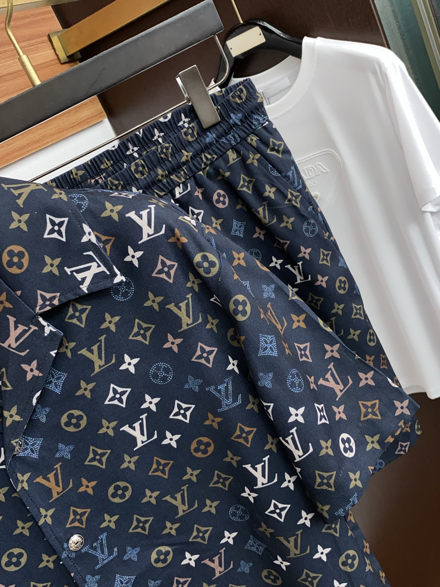 1v路易威登 M-3xL 26年春夏新款休闲短裤 套装 干净利落剪裁，都市风十足 采用精纺面料手感软糯干