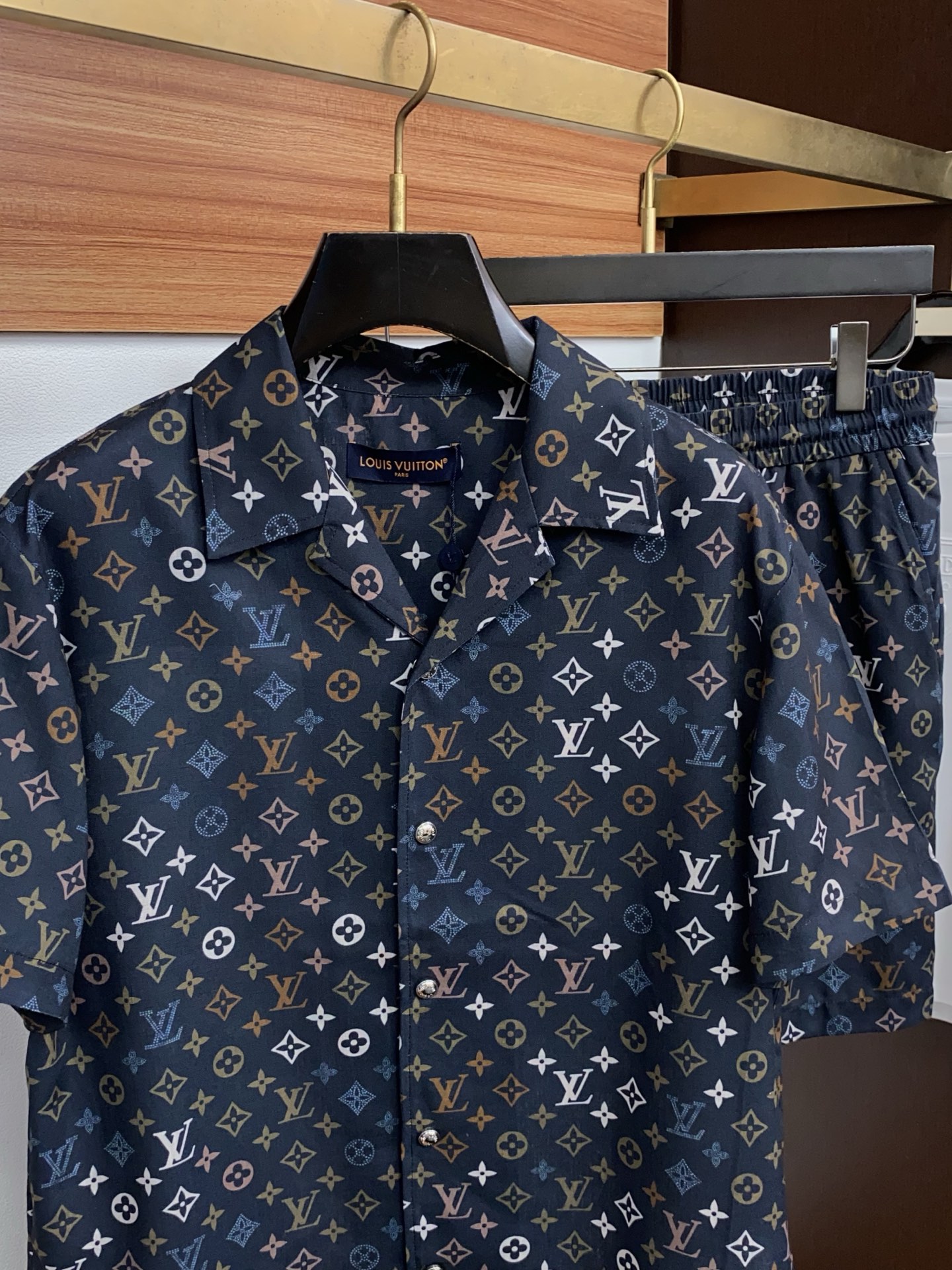 1v路易威登 M-3xL 26年春夏新款休闲短裤 套装 干净利落剪裁，都市风十足 采用精纺面料手感软糯干
