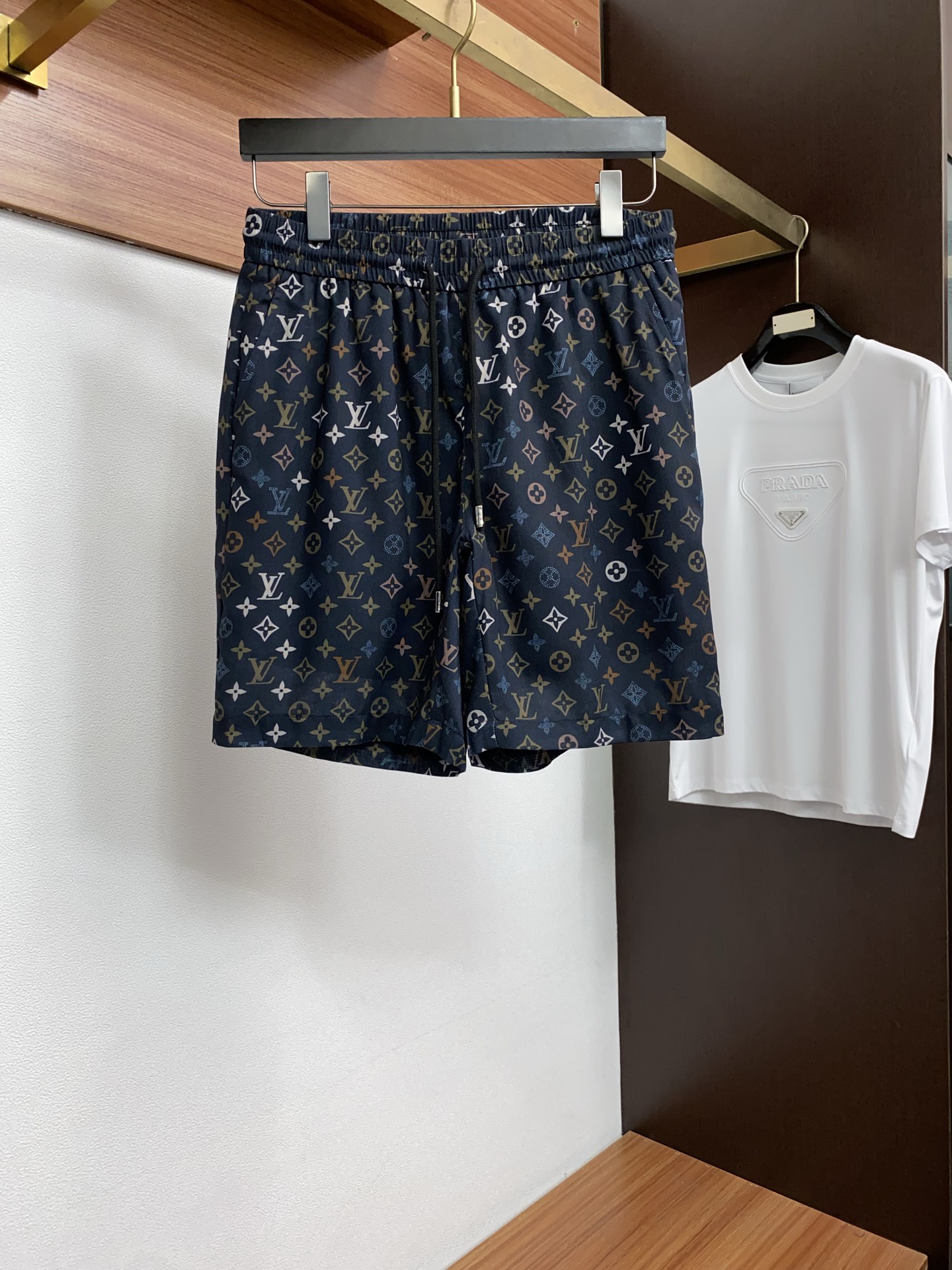 1v路易威登 M-3xL 26年春夏新款休闲短裤 套装 干净利落剪裁，都市风十足 采用精纺面料手感软糯干