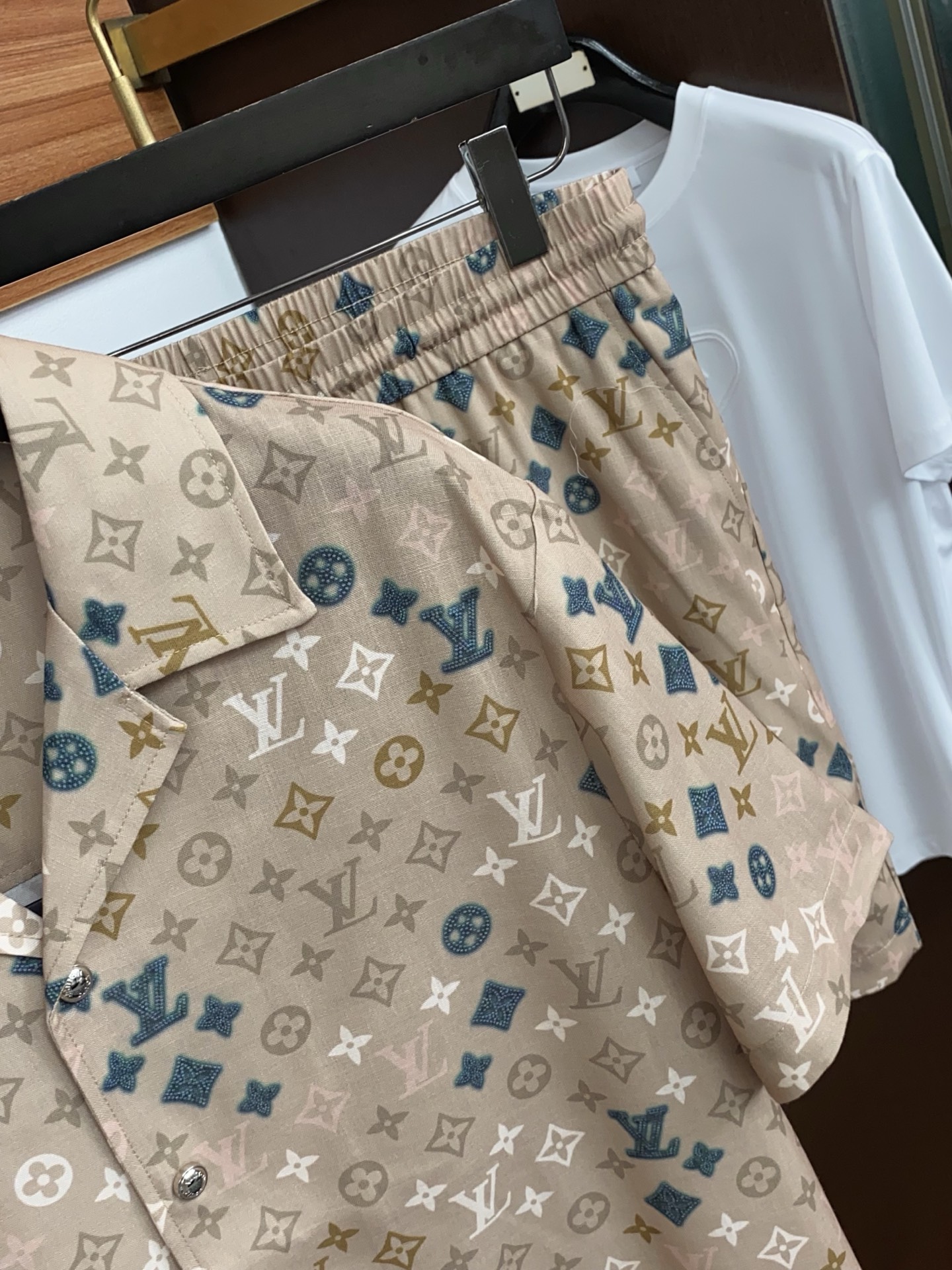 1v路易威登 M-3xL 26年春夏新款休闲短裤 套装 干净利落剪裁，都市风十足 采用精纺面料手感软糯干
