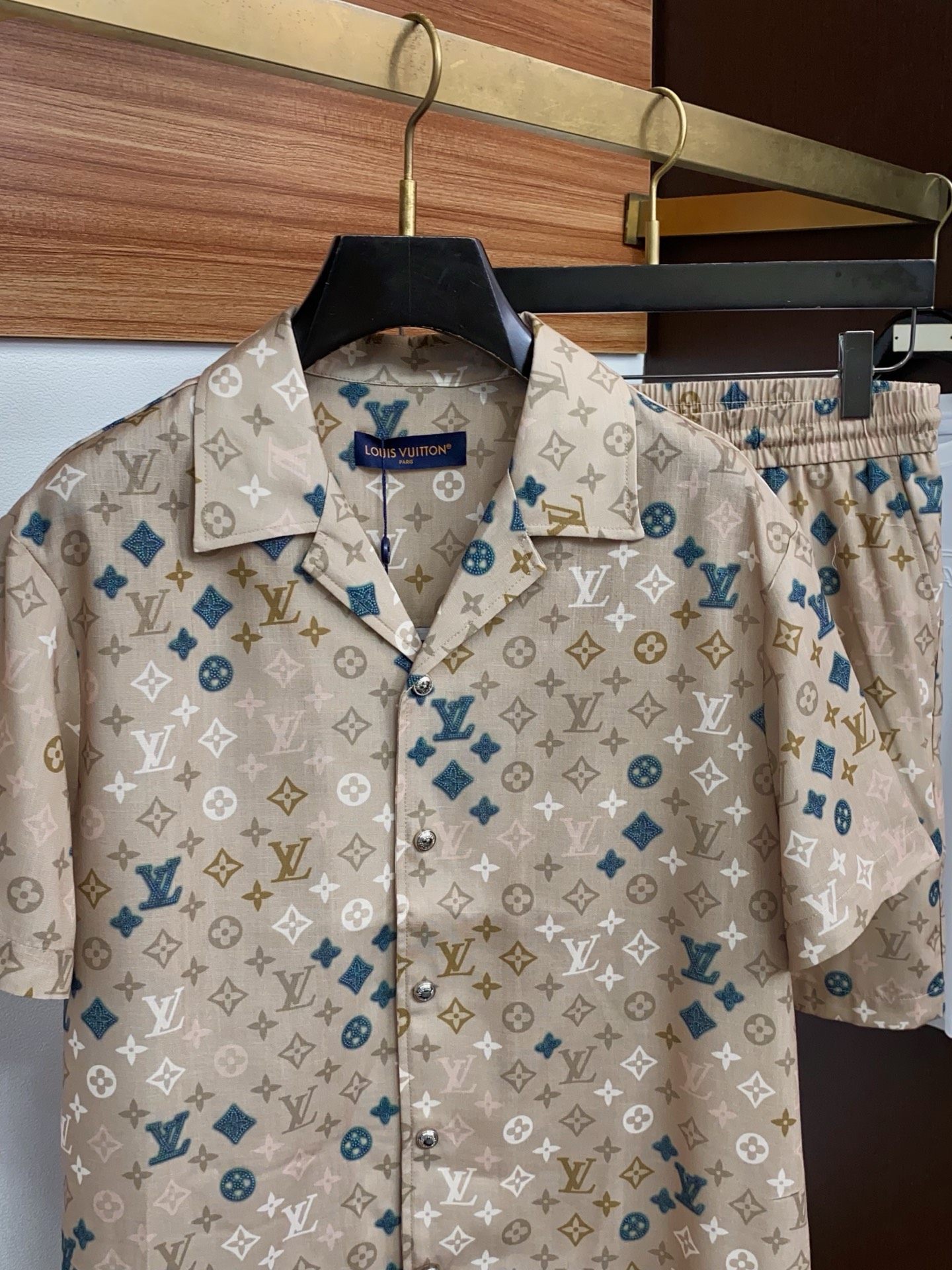 1v路易威登 M-3xL 26年春夏新款休闲短裤 套装 干净利落剪裁，都市风十足 采用精纺面料手感软糯干