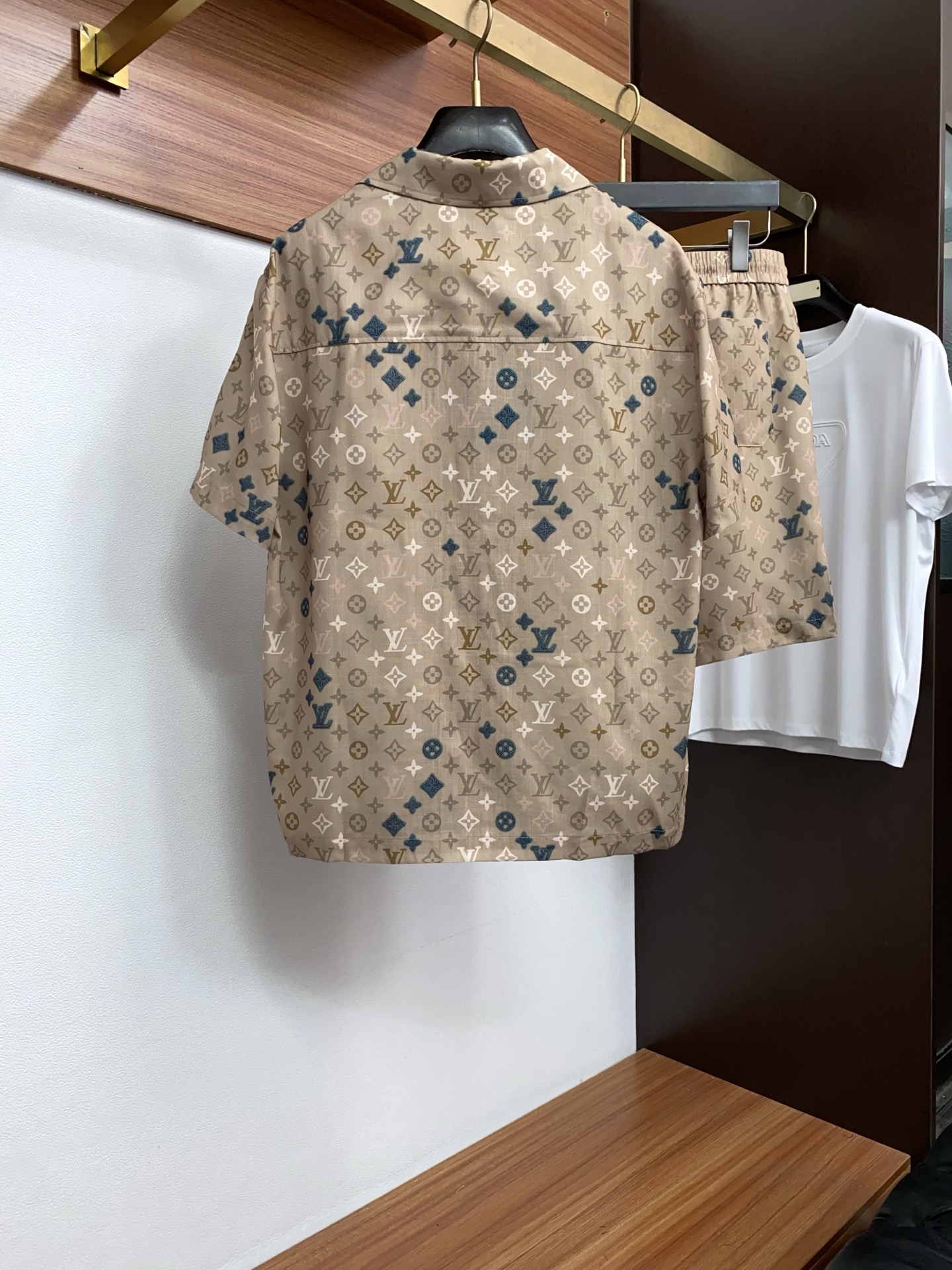 1v路易威登 M-3xL 26年春夏新款休闲短裤 套装 干净利落剪裁，都市风十足 采用精纺面料手感软糯干