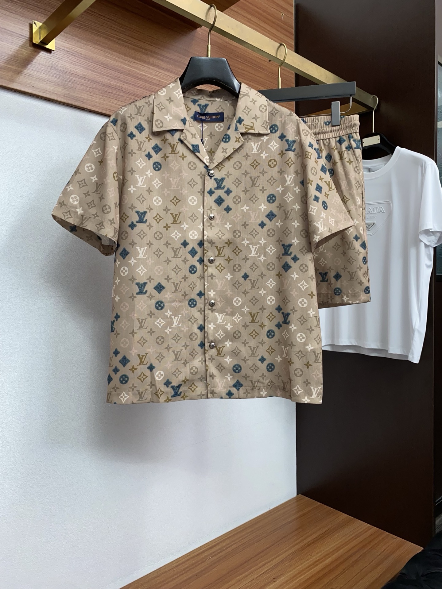 1v路易威登 M-3xL 26年春夏新款休闲短裤 套装 干净利落剪裁，都市风十足 采用精纺面料手感软糯干