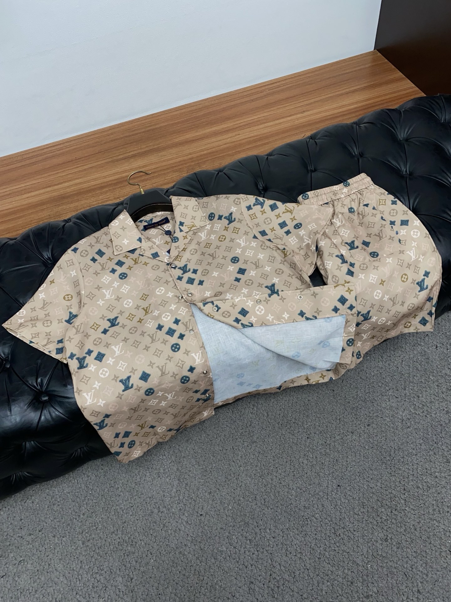 1v路易威登 M-3xL 26年春夏新款休闲短裤 套装 干净利落剪裁，都市风十足 采用精纺面料手感软糯干
