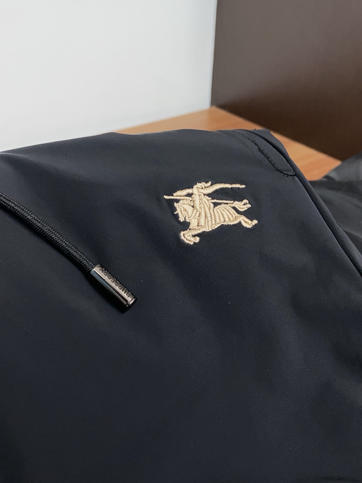 巴宝莉 春夏新款休闲短裤 品牌经典系列 速干面料 舒适度极好，手触感强烈。原版品牌logo 辨识度极高 