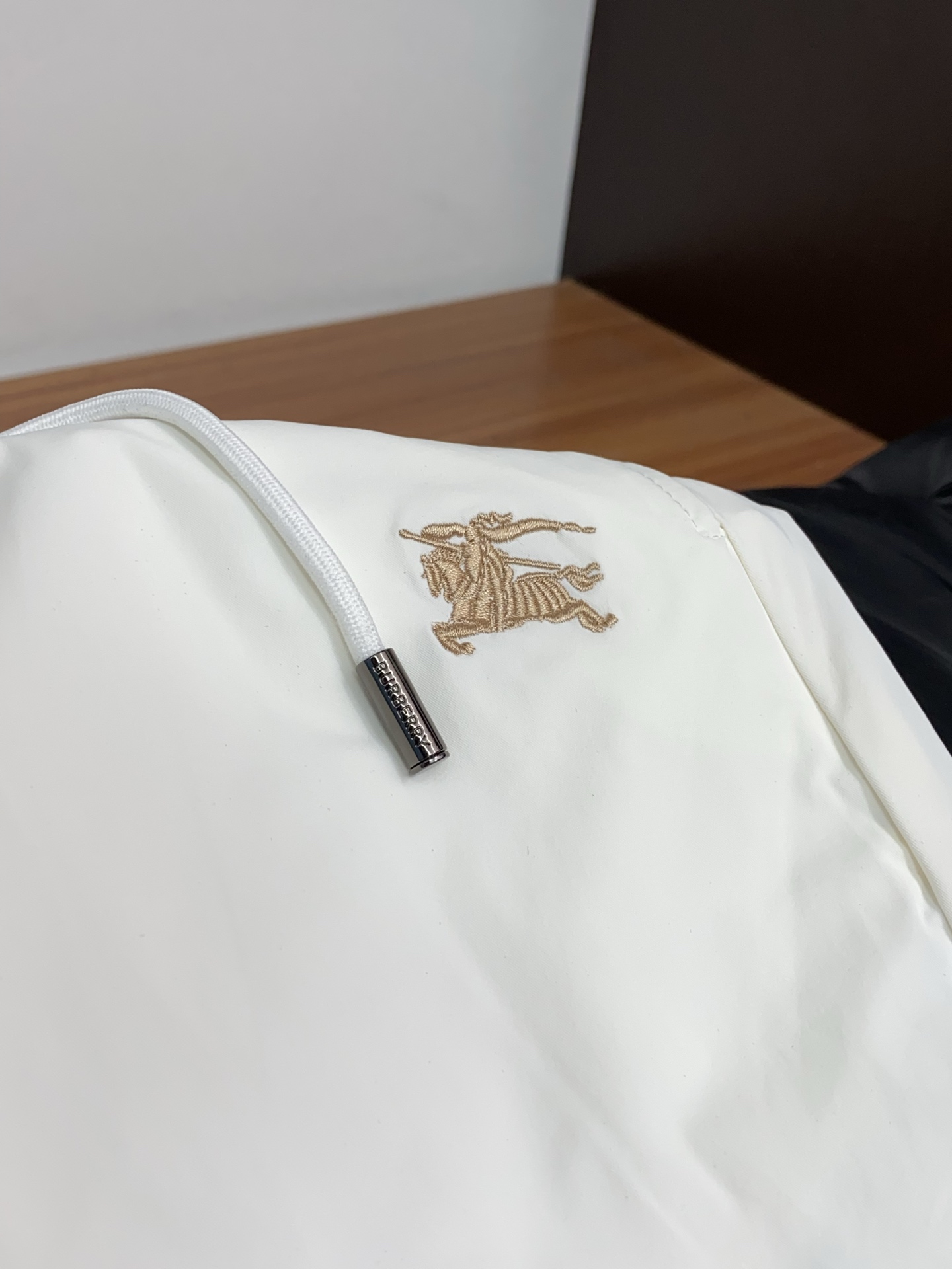 巴宝莉 春夏新款休闲短裤 品牌经典系列 速干面料 舒适度极好，手触感强烈。原版品牌logo 辨识度极高 