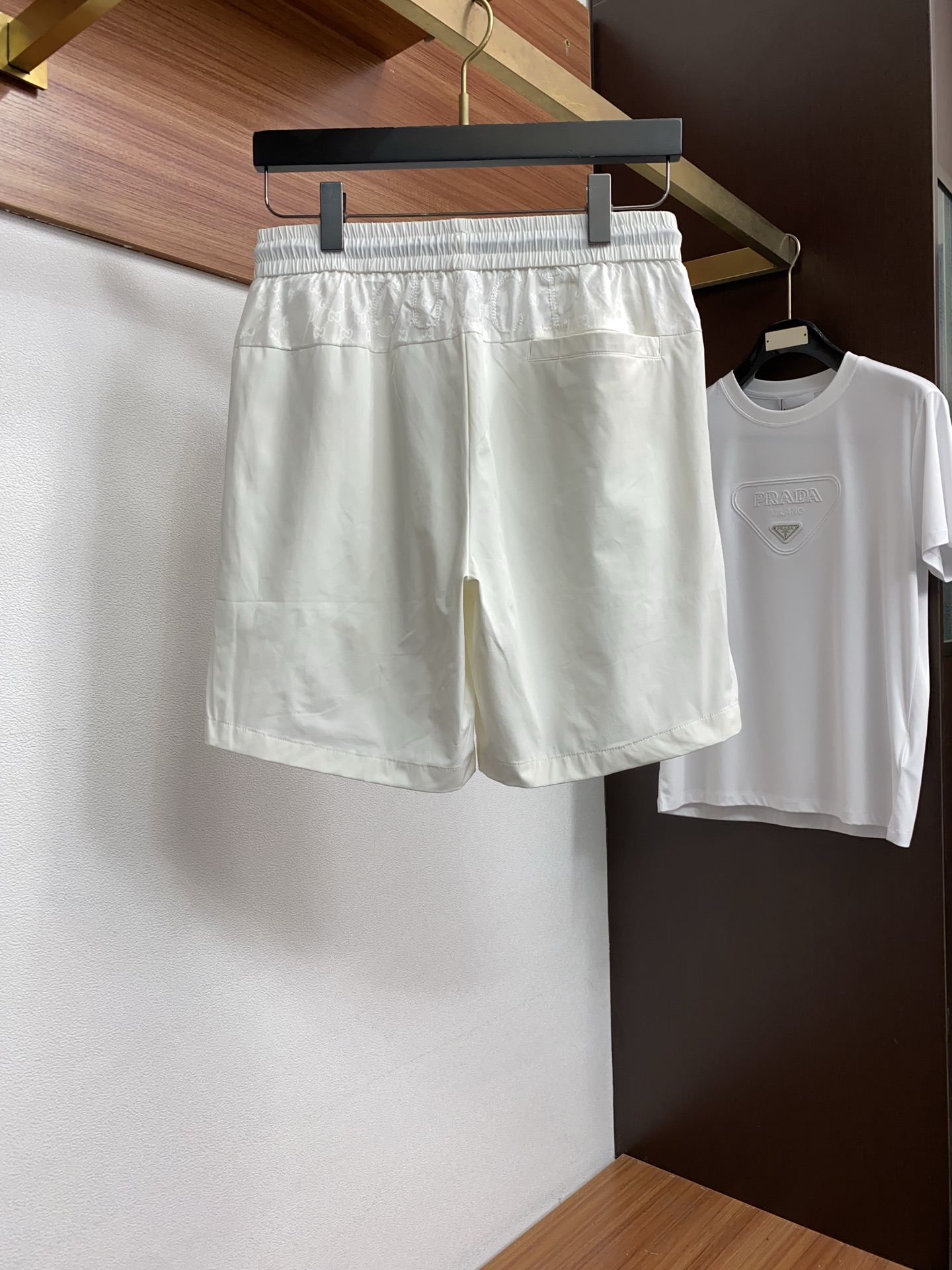 古奇 春夏新款休闲短裤 品牌经典系列 速干面料 舒适度极好，手触感强烈。原版品牌logo 辨识度极高 定