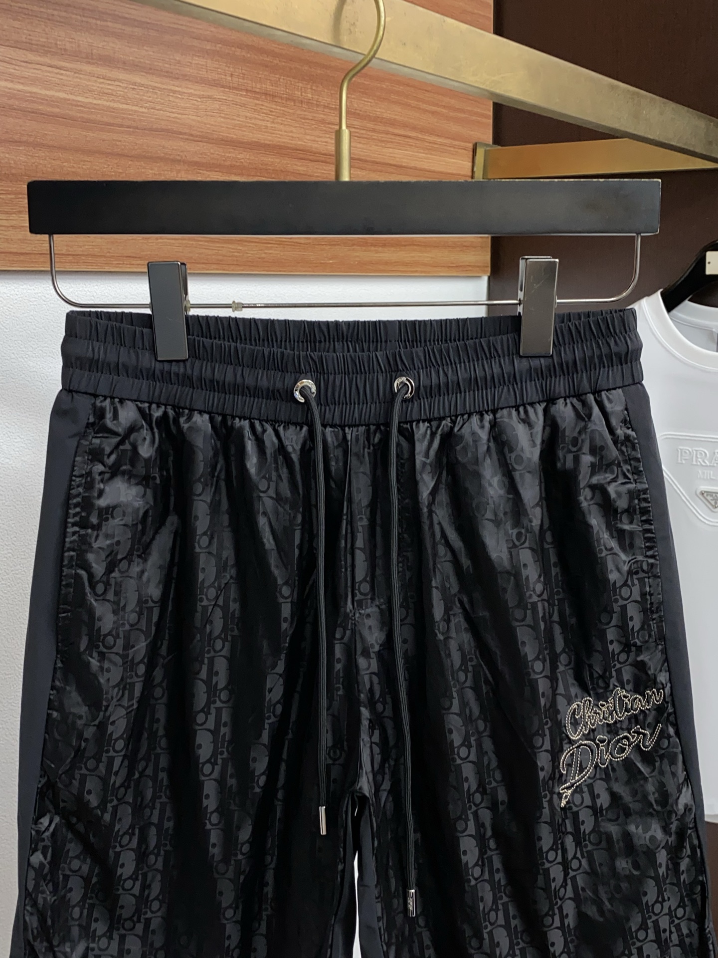 巴宝莉 春夏新款休闲短裤 品牌经典系列 速干面料 舒适度极好，手触感强烈。原版品牌logo 辨识度极高 