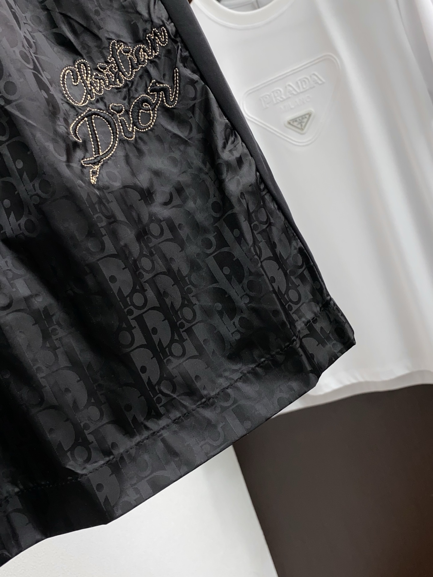 巴宝莉 春夏新款休闲短裤 品牌经典系列 速干面料 舒适度极好，手触感强烈。原版品牌logo 辨识度极高 