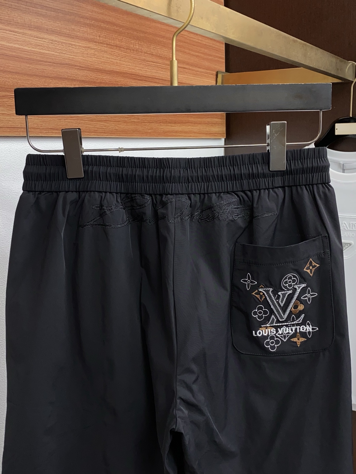 1v路易威登 春夏新款休闲短裤 品牌经典系列 速干面料 舒适度极好，手触感强烈。原版品牌logo 辨识度