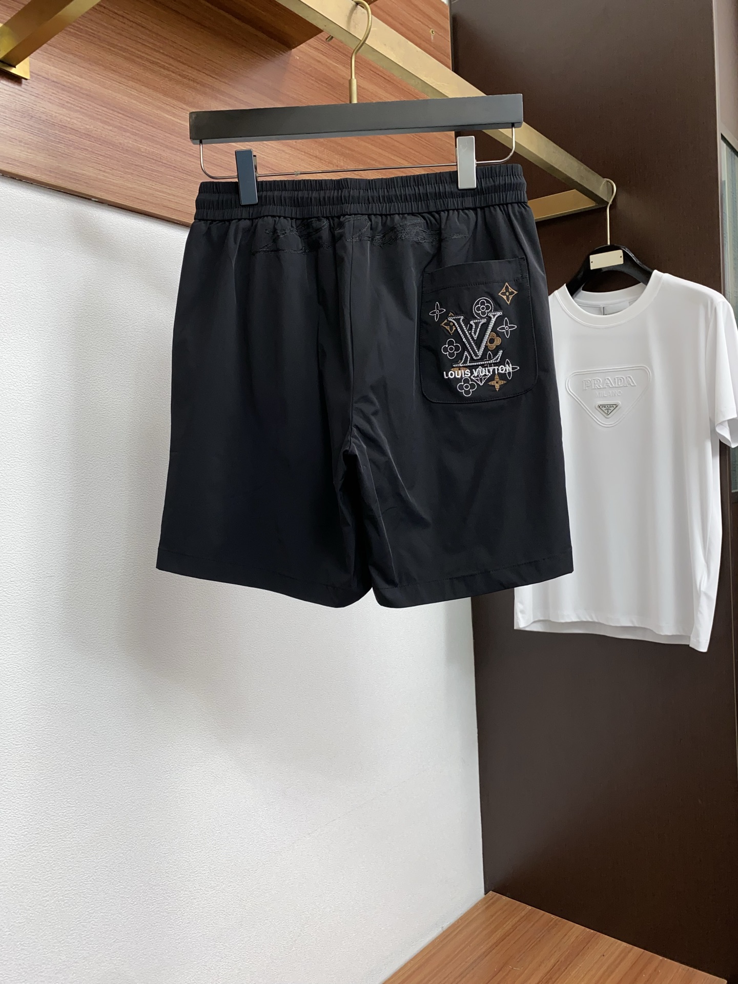 1v路易威登 春夏新款休闲短裤 品牌经典系列 速干面料 舒适度极好，手触感强烈。原版品牌logo 辨识度