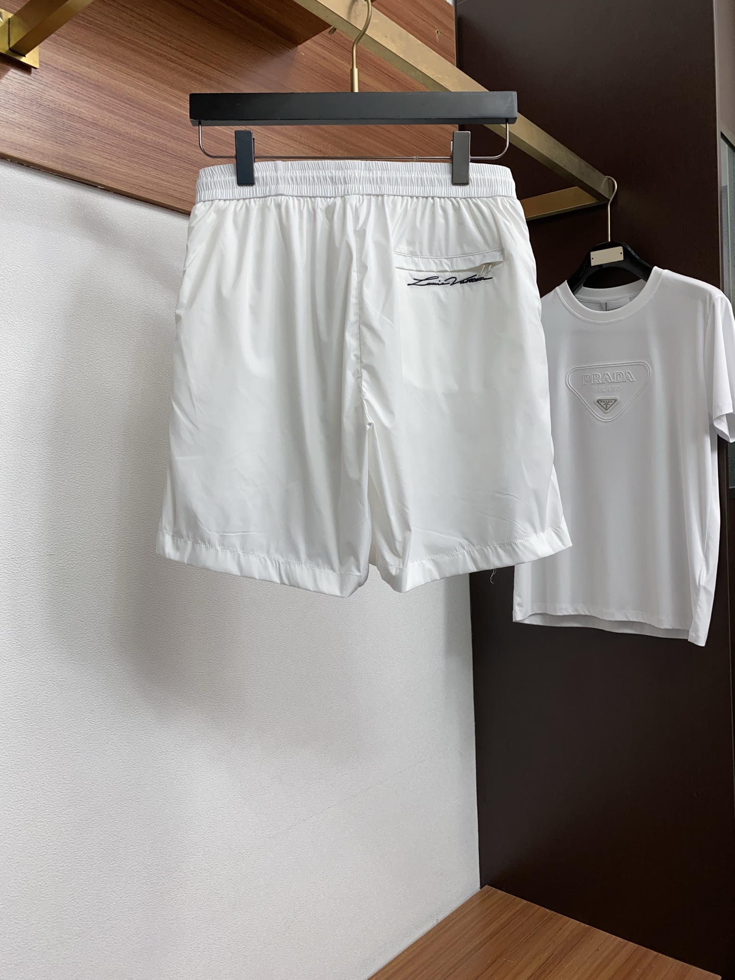1v 路易威登 春夏新款休闲短裤 品牌经典系列 速干面料 舒适度极好，手触感强烈。原版品牌logo 辨识