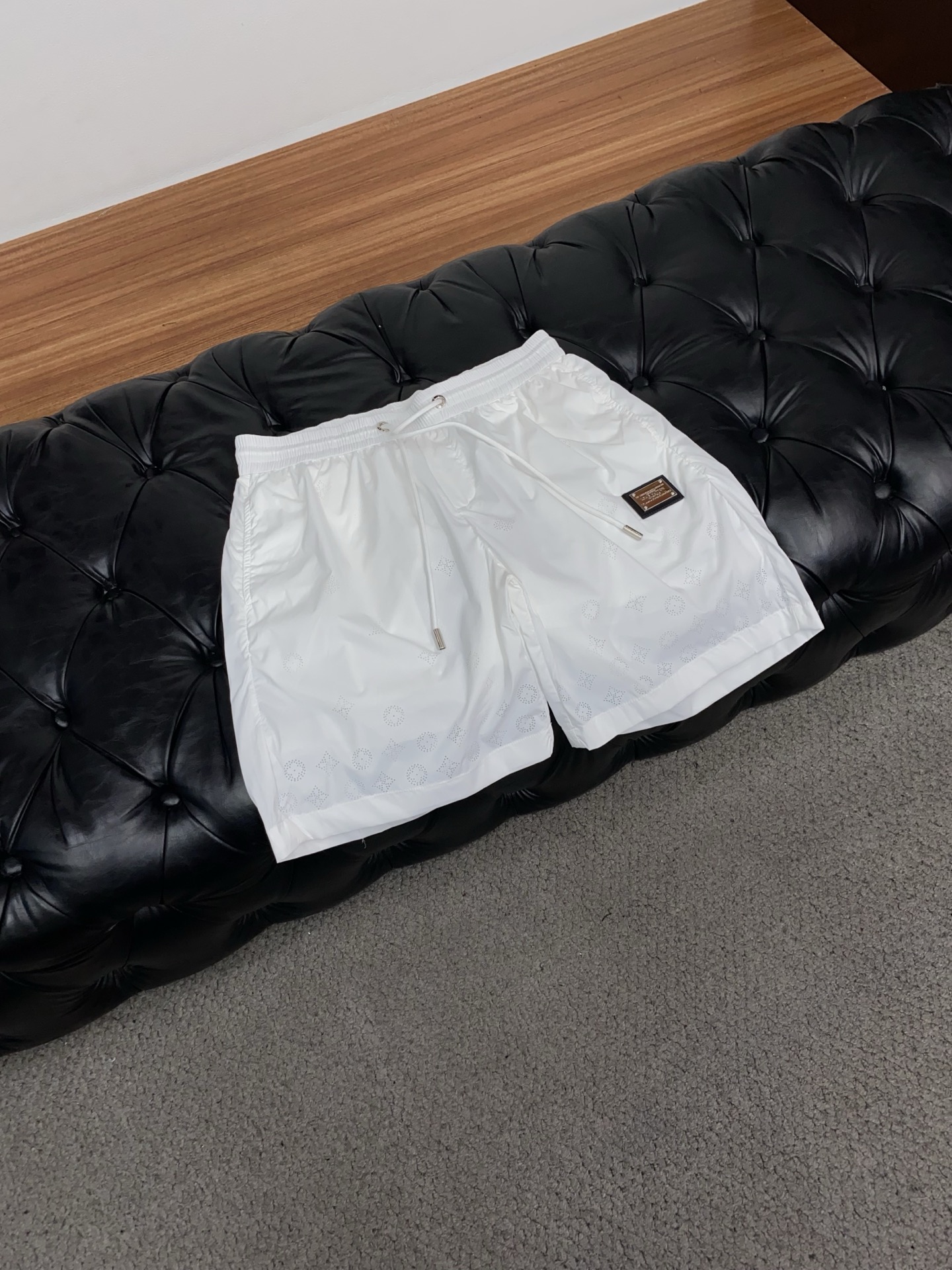 1v 路易威登 春夏新款休闲短裤 品牌经典系列 速干面料 舒适度极好，手触感强烈。原版品牌logo 辨识