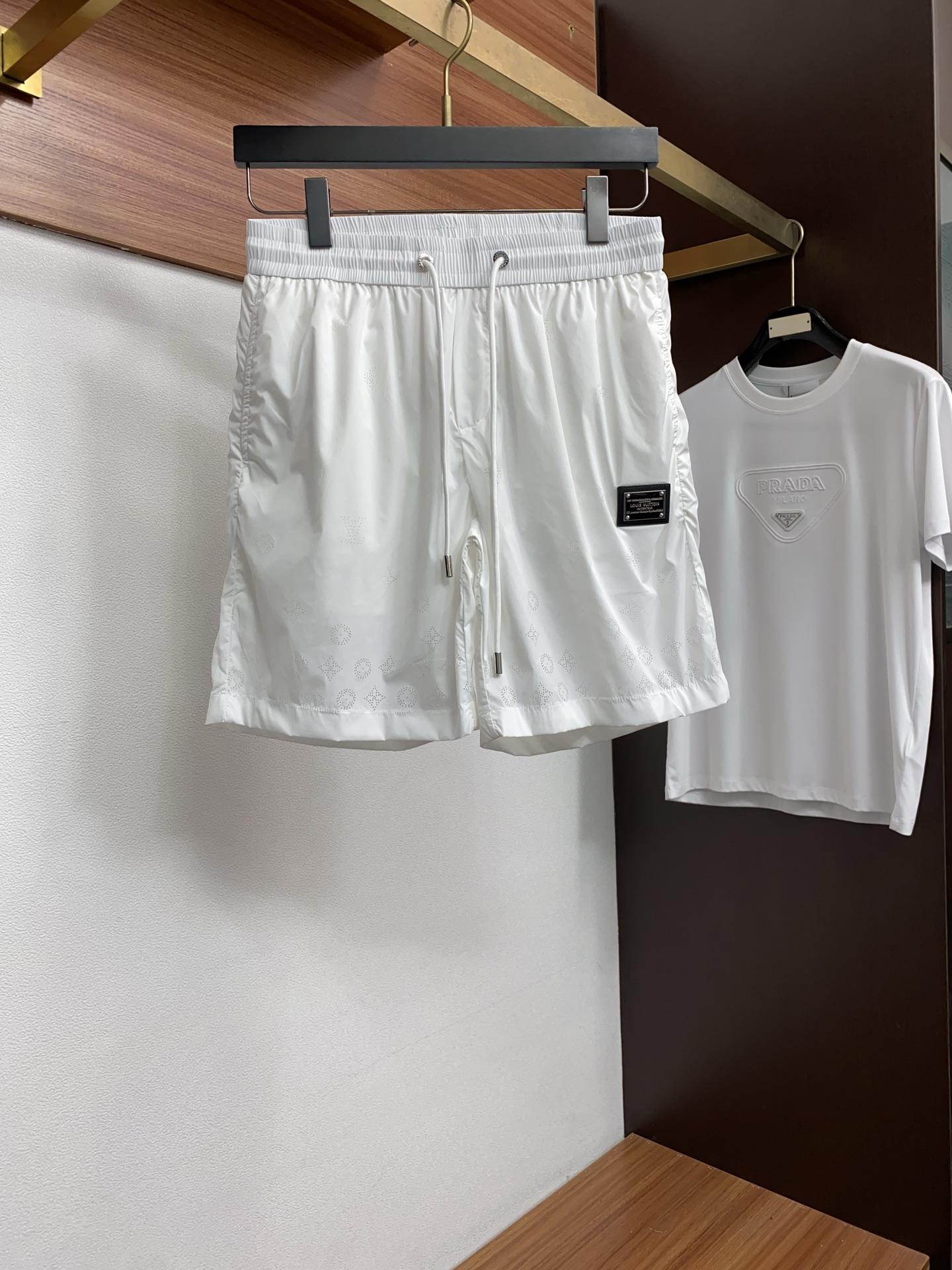 1v 路易威登 春夏新款休闲短裤 品牌经典系列 速干面料 舒适度极好，手触感强烈。原版品牌logo 辨识