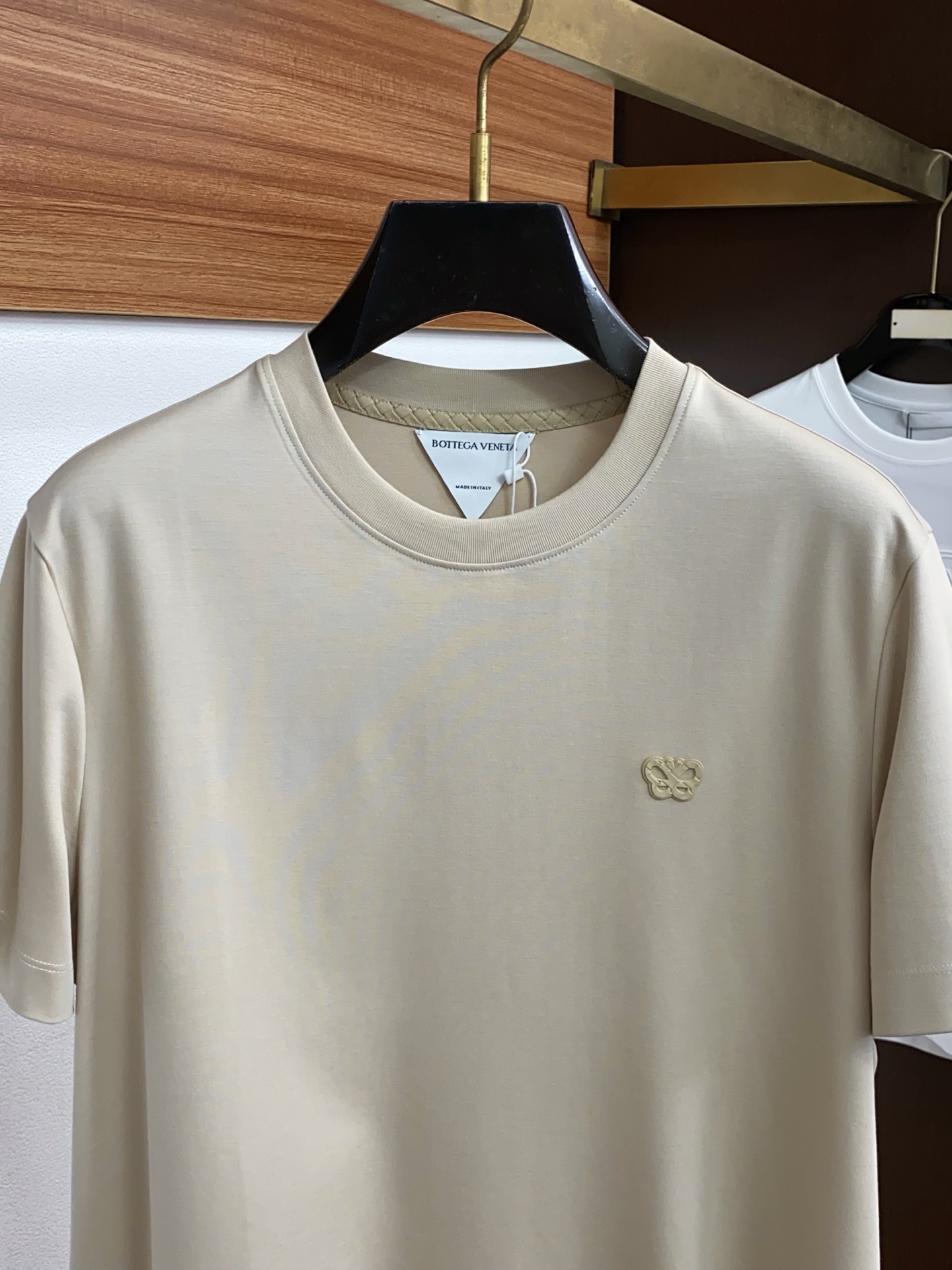 BV 2026春夏新款首发专柜最新款圆领短袖 高端订制 设计前卫时尚！品牌logo重工艺设计 高端定制1