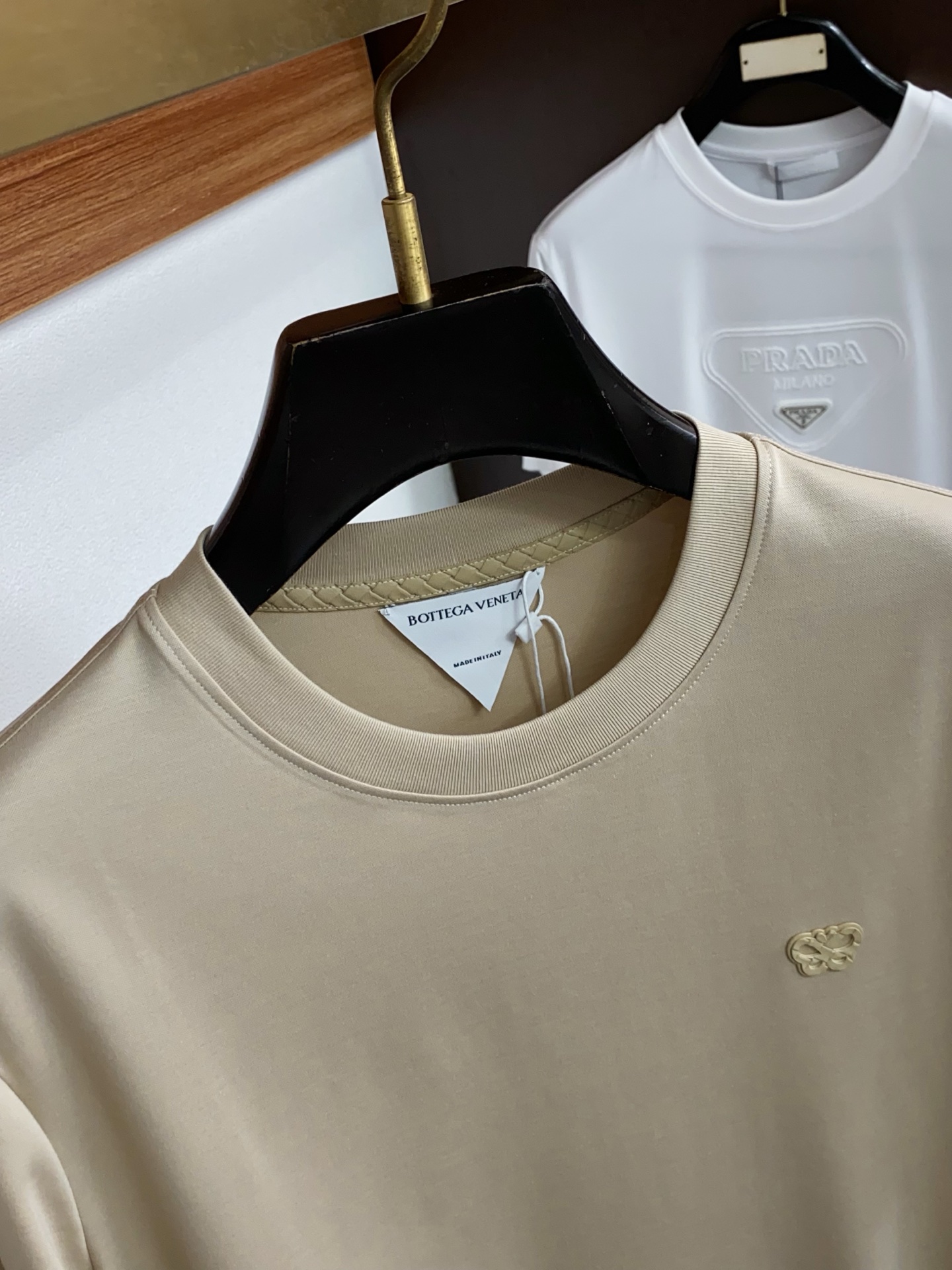 BV 2026春夏新款首发专柜最新款圆领短袖 高端订制 设计前卫时尚！品牌logo重工艺设计 高端定制1
