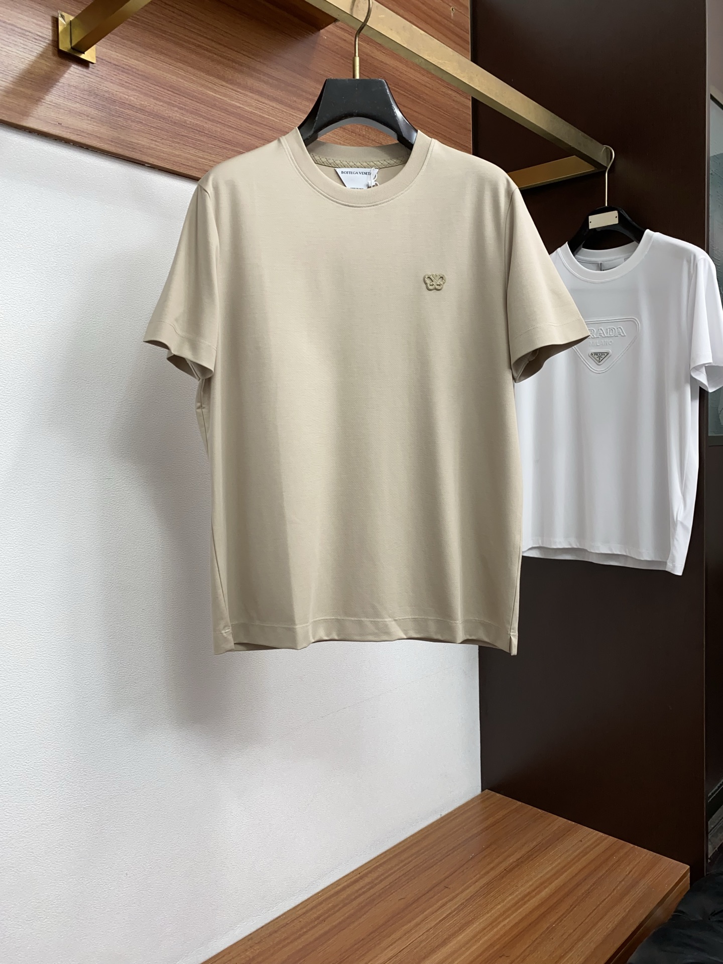 BV 2026春夏新款首发专柜最新款圆领短袖 高端订制 设计前卫时尚！品牌logo重工艺设计 高端定制1