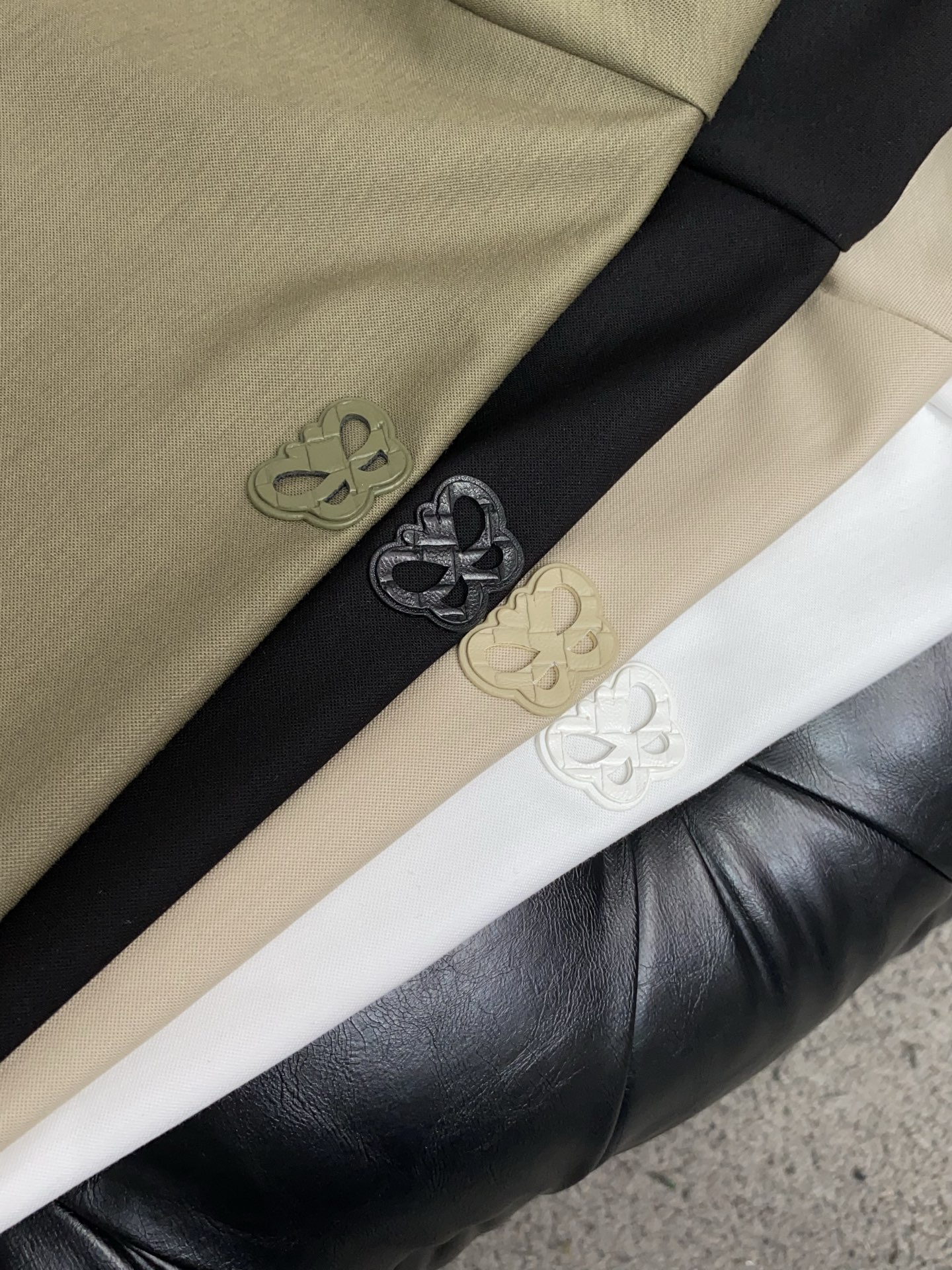 BV 2026春夏新款首发专柜最新款圆领短袖 高端订制 设计前卫时尚！品牌logo重工艺设计 高端定制1