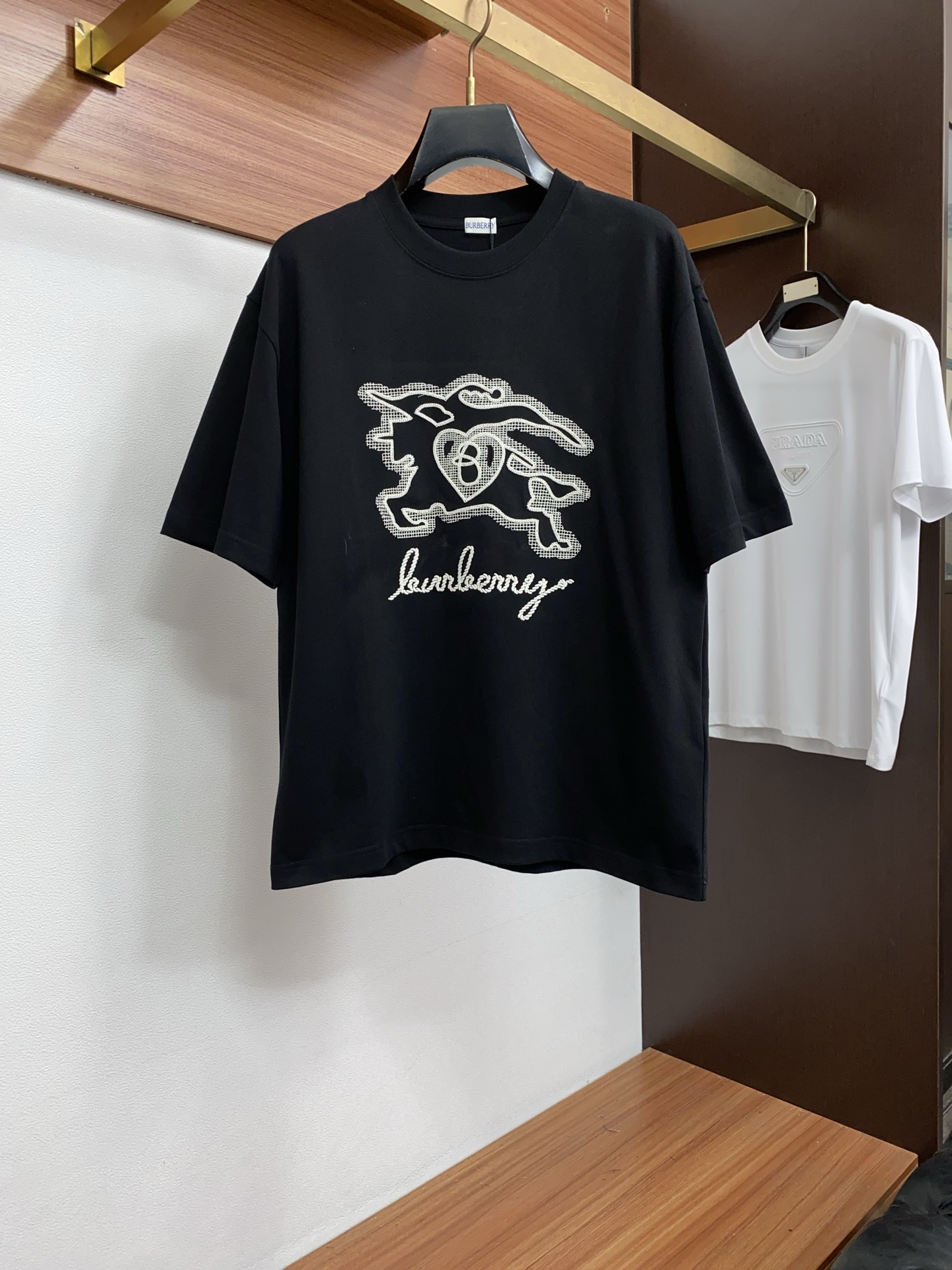 巴宝莉 ss新工艺logo纯棉质微阔版圆领男士短袖T恤，新季新推系列将标识巧妙融入设计，塑就一系列充满复