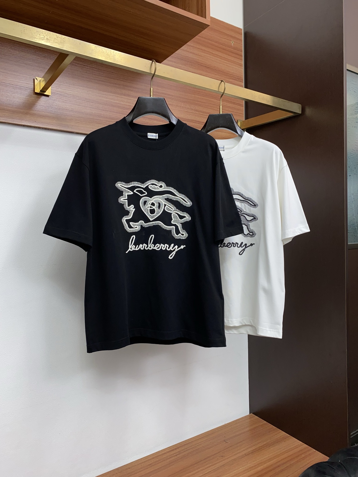 巴宝莉 ss新工艺logo纯棉质微阔版圆领男士短袖T恤，新季新推系列将标识巧妙融入设计，塑就一系列充满复