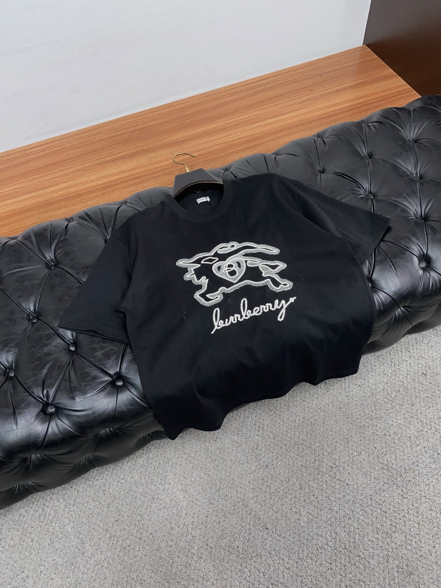 巴宝莉 ss新工艺logo纯棉质微阔版圆领男士短袖T恤，新季新推系列将标识巧妙融入设计，塑就一系列充满复