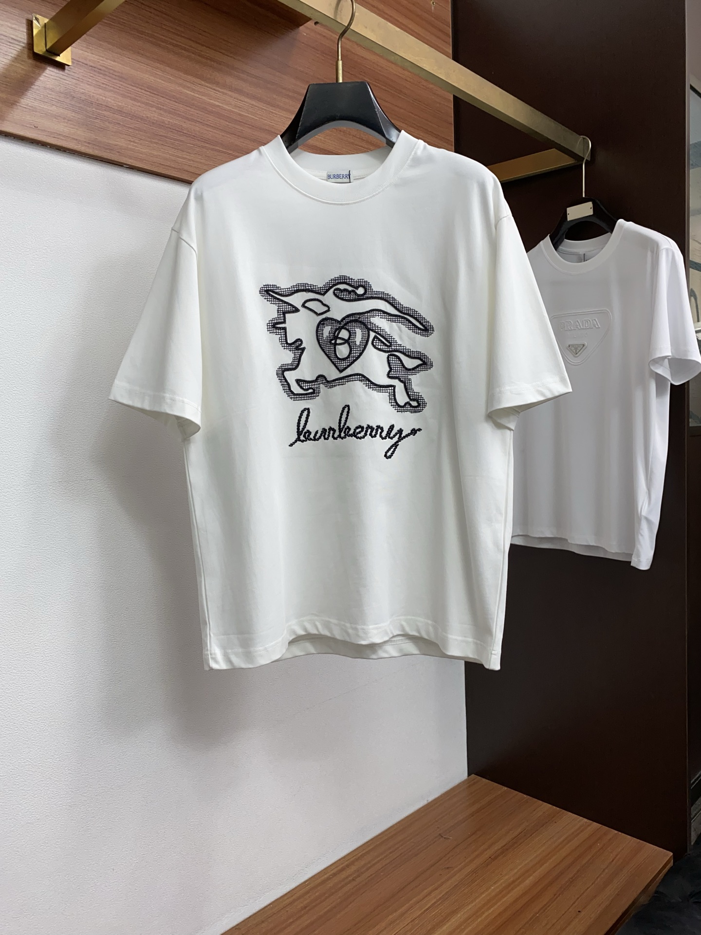 巴宝莉 ss新工艺logo纯棉质微阔版圆领男士短袖T恤，新季新推系列将标识巧妙融入设计，塑就一系列充满复