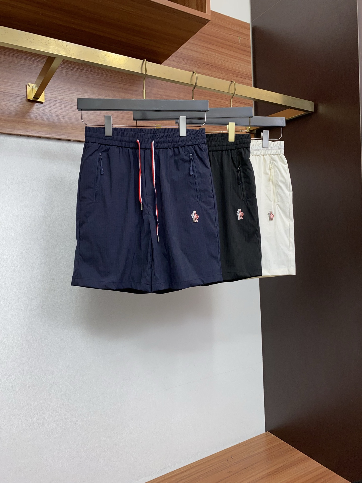 蒙口 春夏新款休闲短裤 品牌经典系列面料 速干原版设计 舒适度极好，手触感强烈。原版品牌logo 辨识度