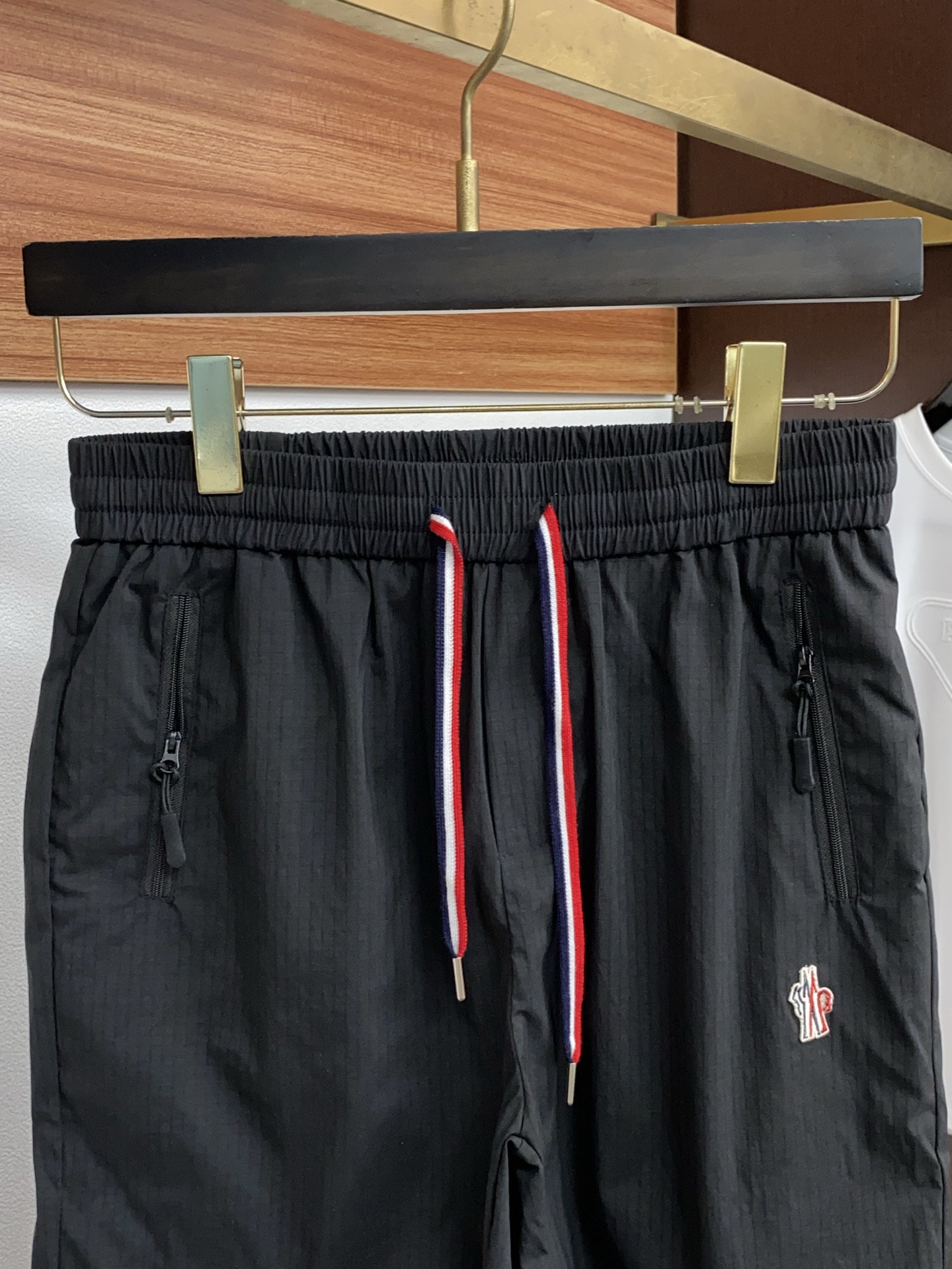 蒙口 春夏新款休闲短裤 品牌经典系列面料 速干原版设计 舒适度极好，手触感强烈。原版品牌logo 辨识度