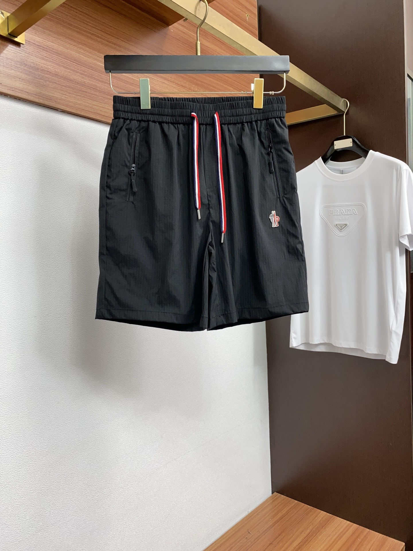 蒙口 春夏新款休闲短裤 品牌经典系列面料 速干原版设计 舒适度极好，手触感强烈。原版品牌logo 辨识度
