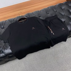 Loro Piana诺悠翩雅 以意式匠心工艺打造,集质感、实穿与百搭于一体,是都市型男的衣柜刚需。整套 Loro Piana诺悠翩雅 以意式匠心工艺打造,集质感、实穿与百搭于一体,是都市型男的衣柜刚需。整套