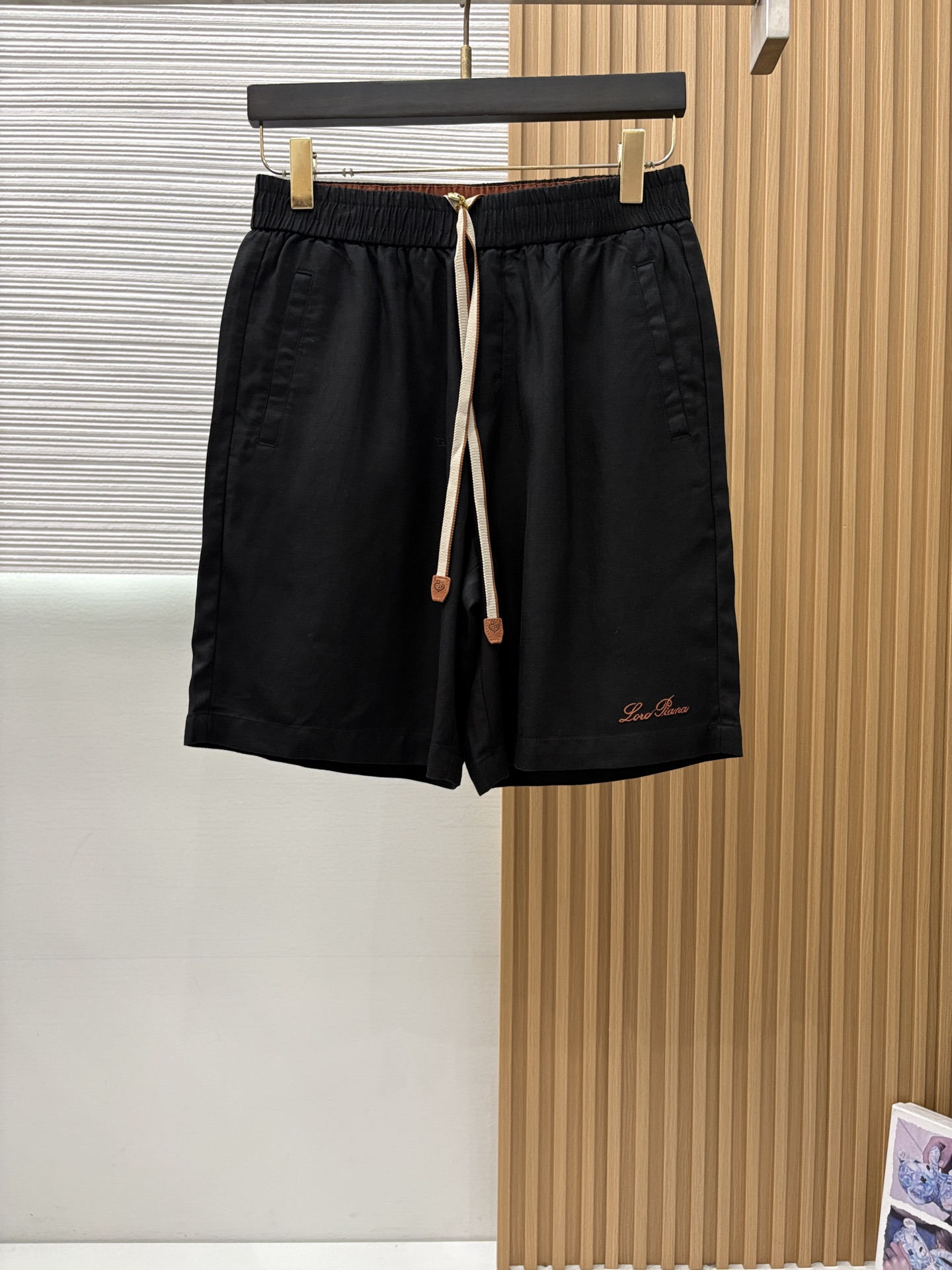 Loro Piana 诺悠翩雅 2026春夏季新款，最新休闲短裤。原版裤型上身休闲百搭 定制麻棉面料 l