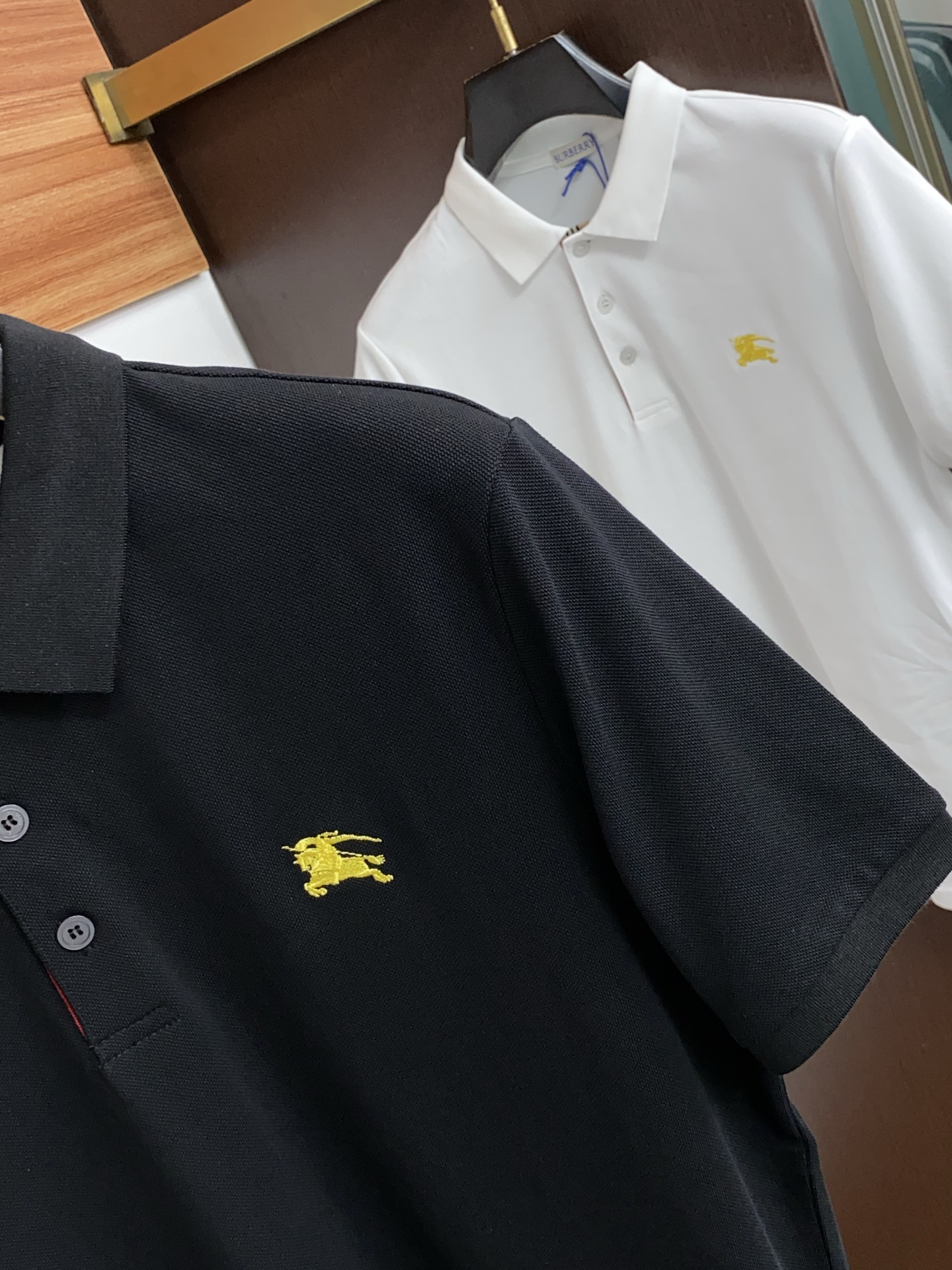 巴宝莉 2026春夏新品细纹珠地商务Polo，极简的衣身造型！顶级针织棉质混纺质地 整体的触感极为舒适，