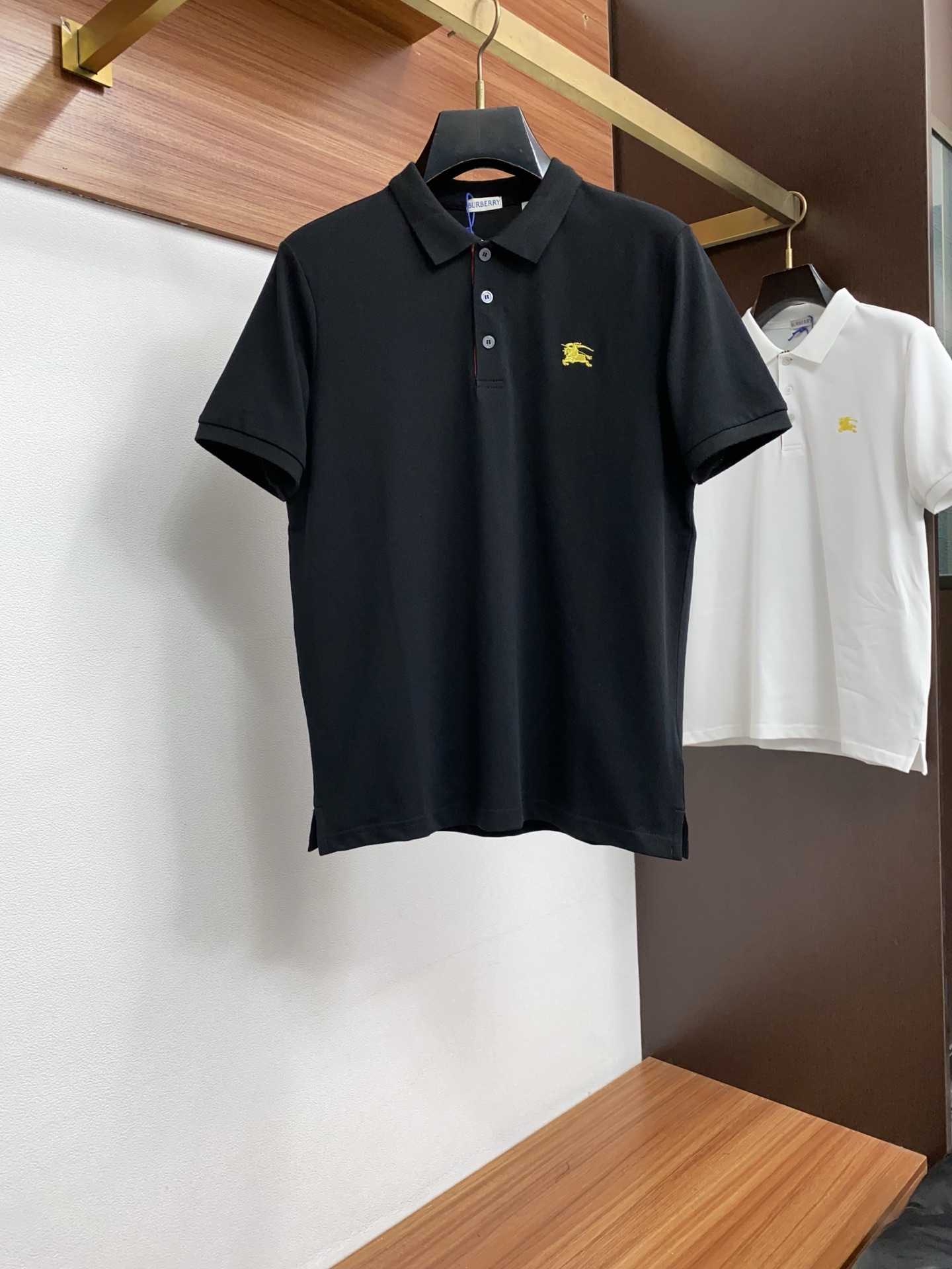 巴宝莉 2026春夏新品细纹珠地商务Polo，极简的衣身造型！顶级针织棉质混纺质地 整体的触感极为舒适，