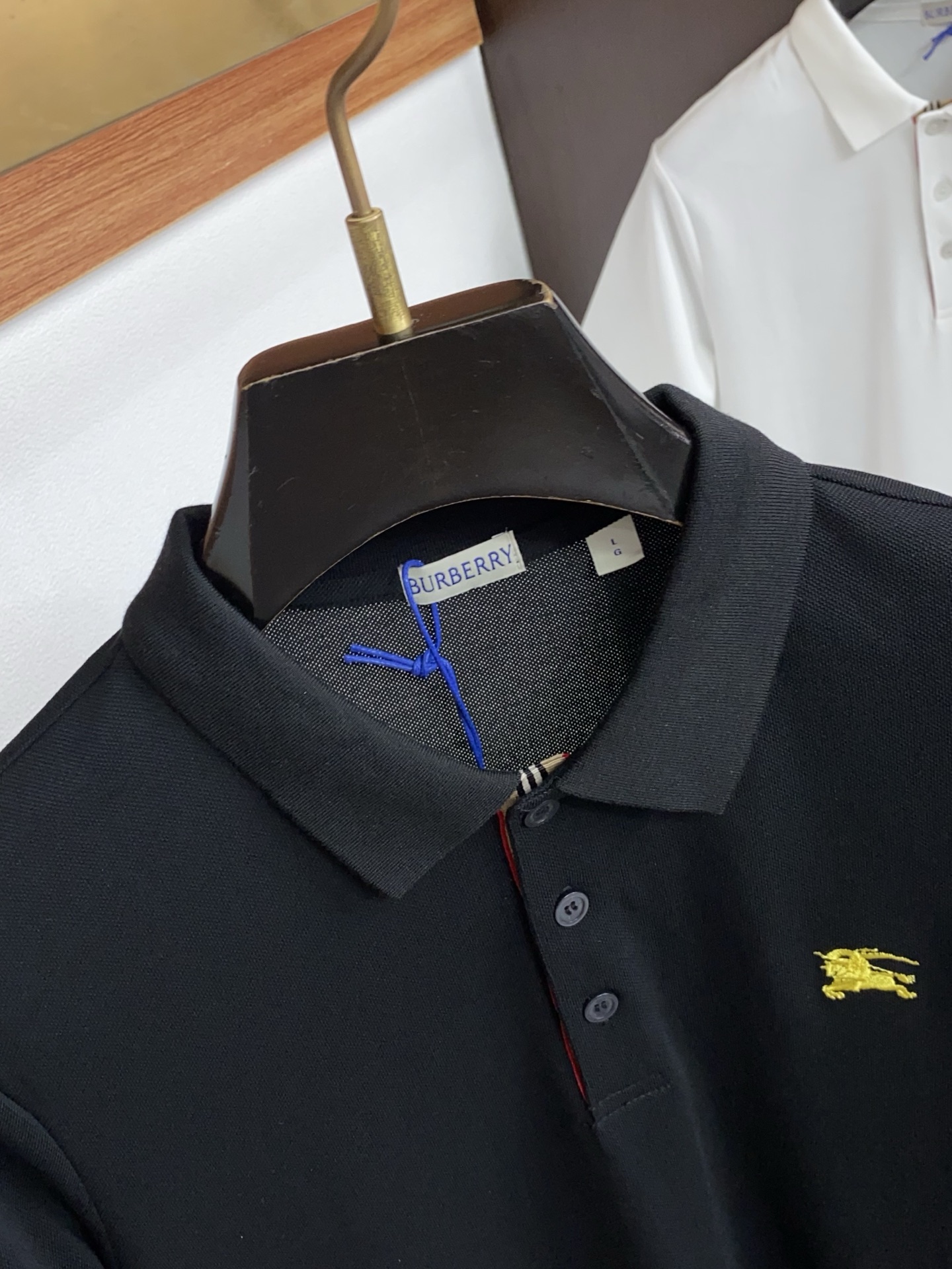 巴宝莉 2026春夏新品细纹珠地商务Polo，极简的衣身造型！顶级针织棉质混纺质地 整体的触感极为舒适，