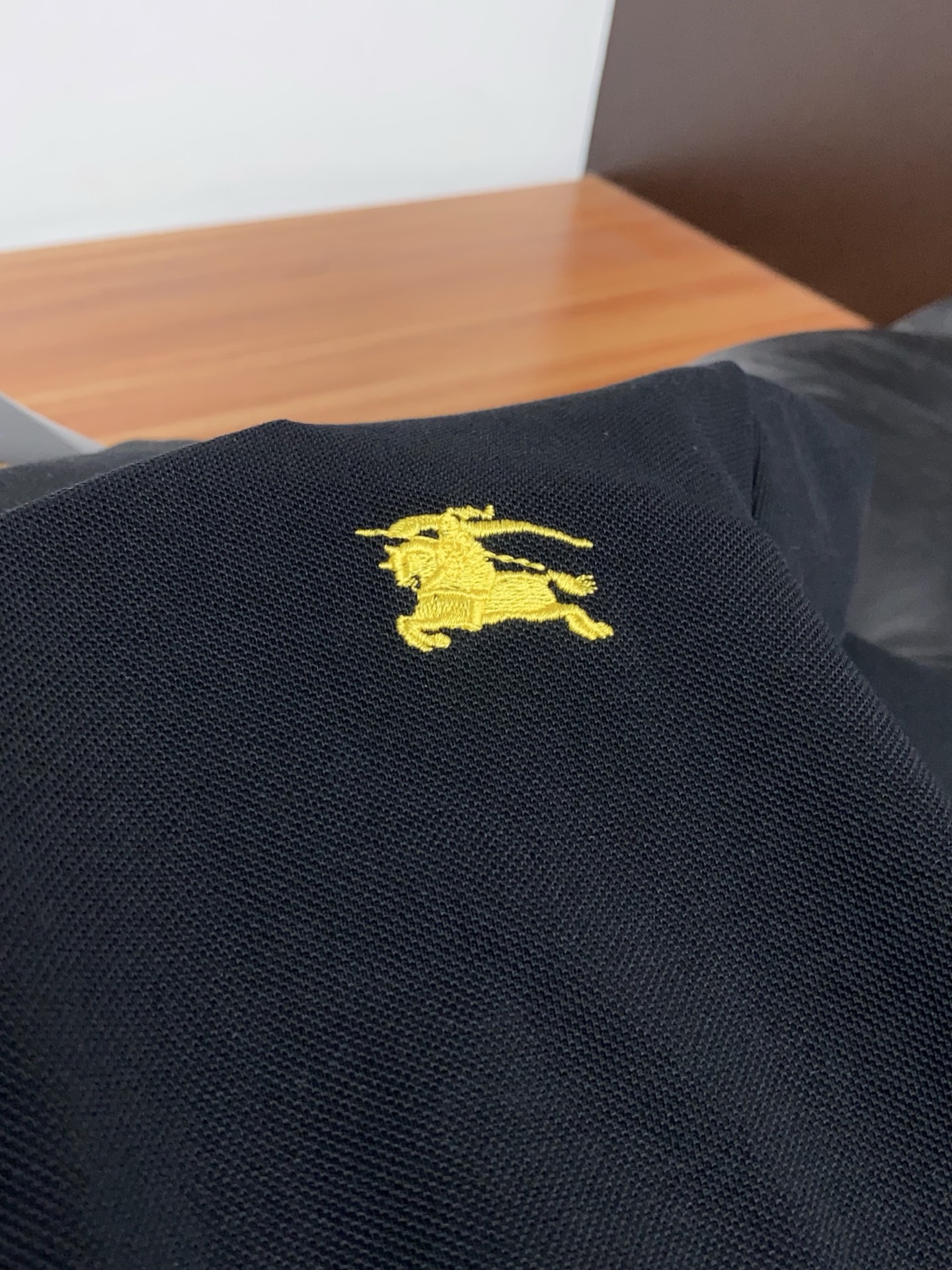 巴宝莉 2026春夏新品细纹珠地商务Polo，极简的衣身造型！顶级针织棉质混纺质地 整体的触感极为舒适，