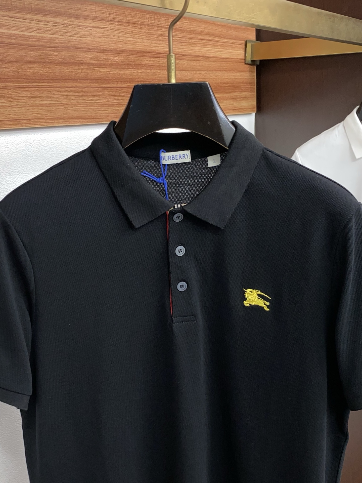 巴宝莉 2026春夏新品细纹珠地商务Polo，极简的衣身造型！顶级针织棉质混纺质地 整体的触感极为舒适，