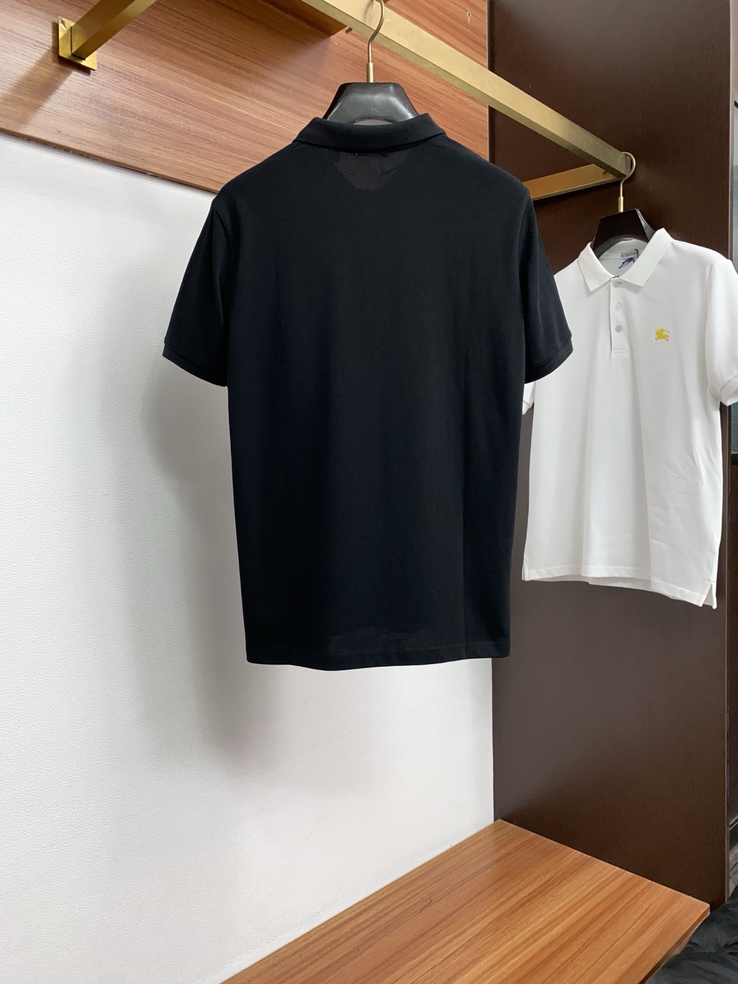 巴宝莉 2026春夏新品细纹珠地商务Polo，极简的衣身造型！顶级针织棉质混纺质地 整体的触感极为舒适，