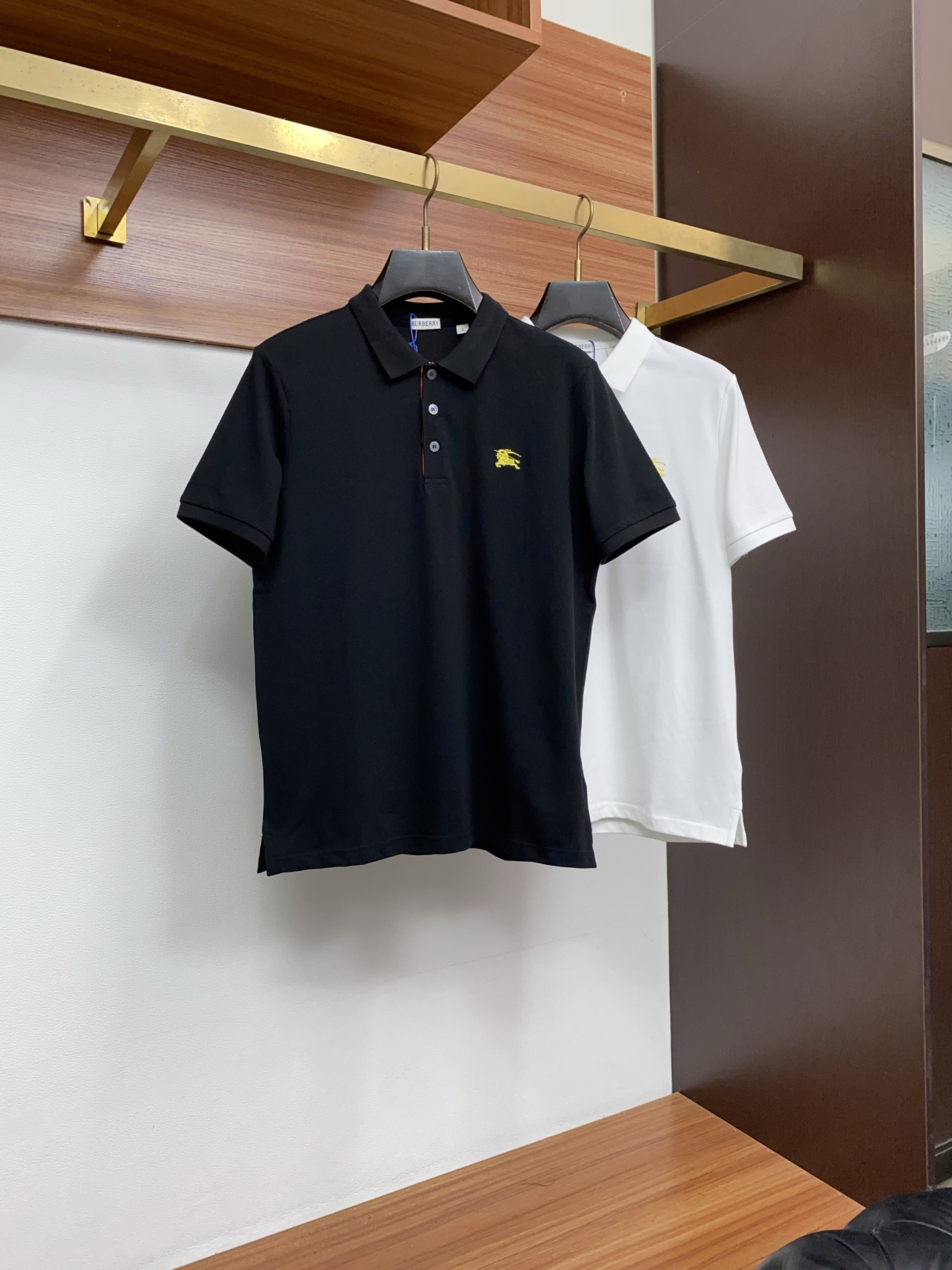 巴宝莉 2026春夏新品细纹珠地商务Polo，极简的衣身造型！顶级针织棉质混纺质地 整体的触感极为舒适，